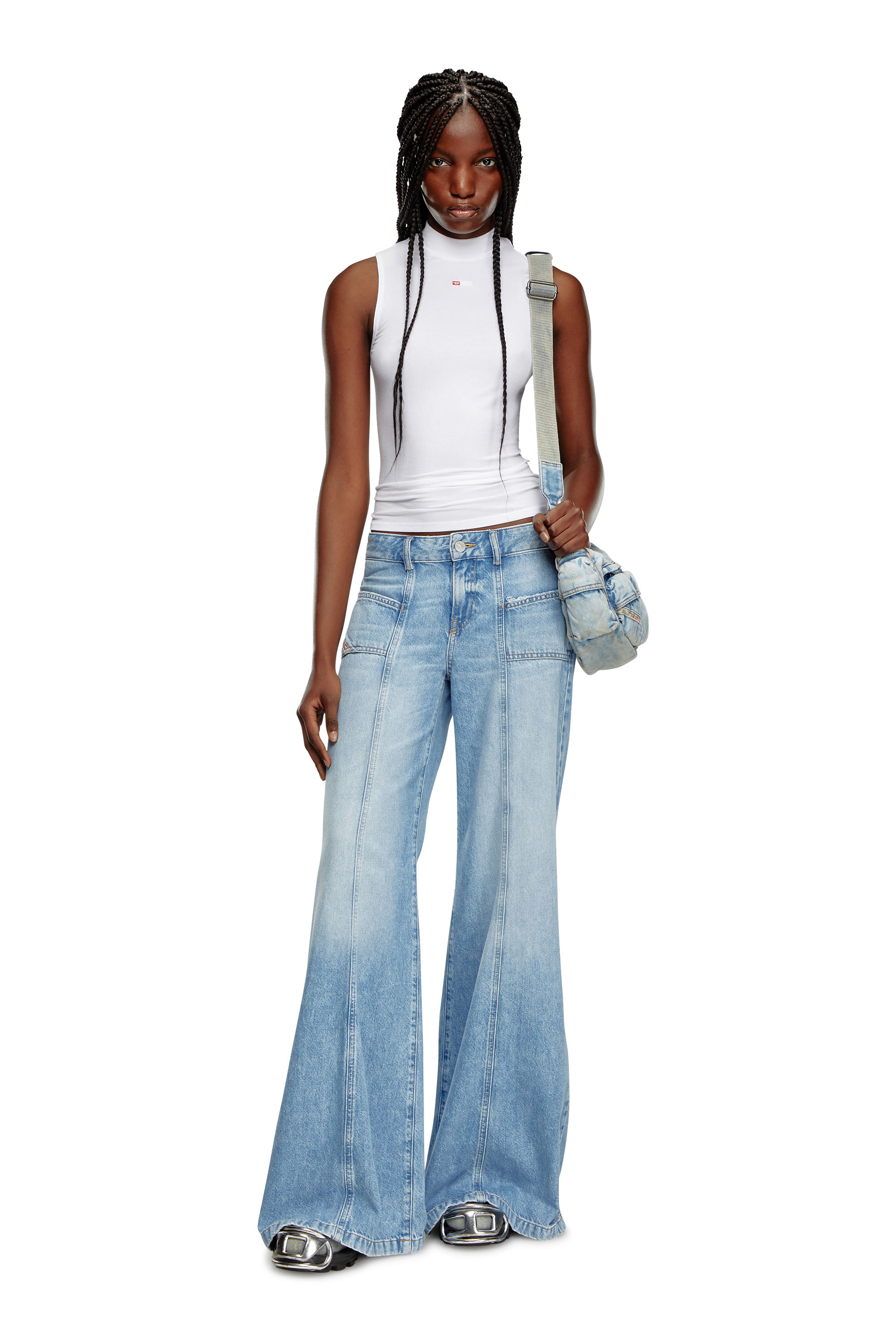 Diesel - Bootcut and Flare Jeans D-Akii 09J88, Bleu Clair - Image 2