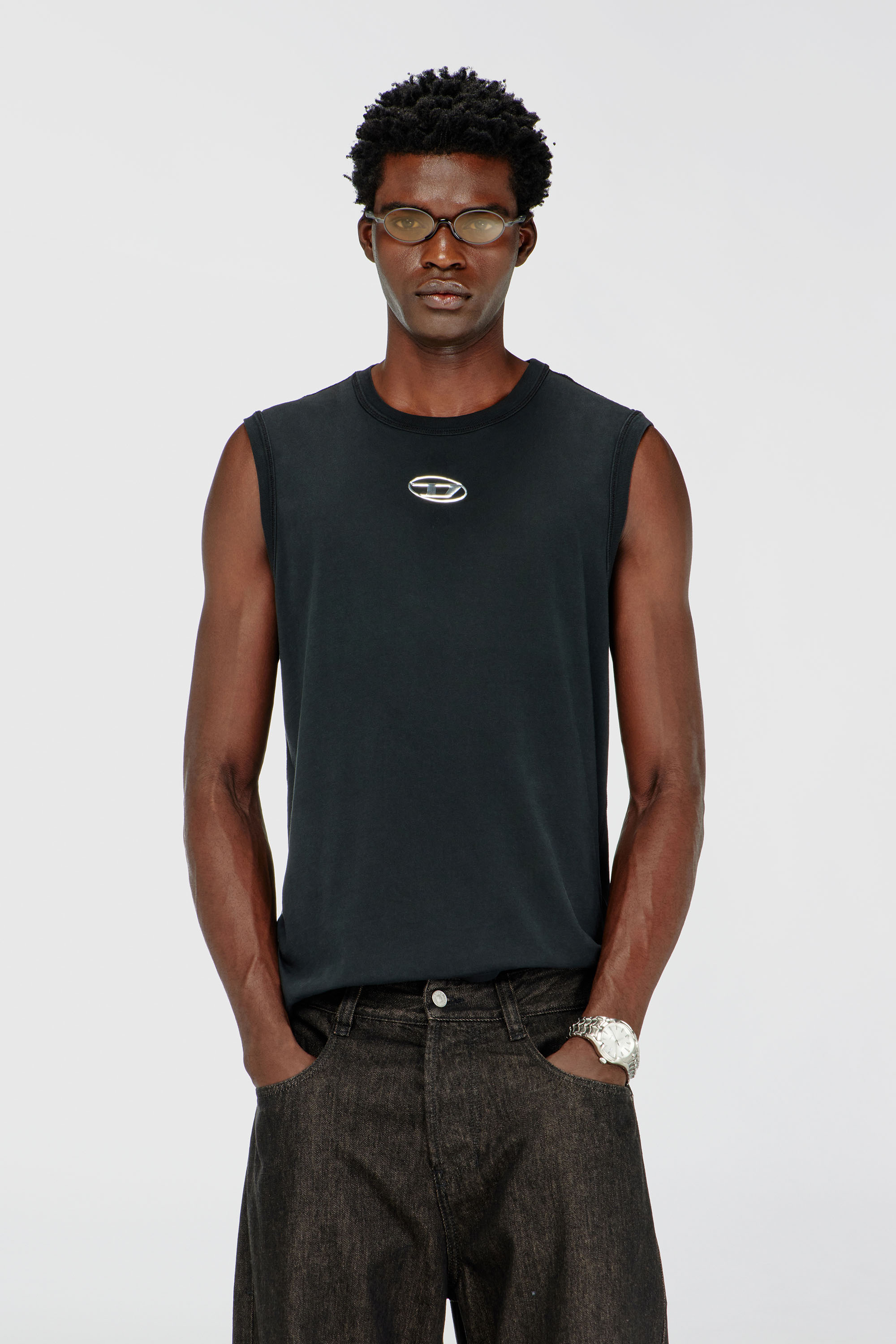 Diesel - T-BISCO-IOD, D&eacute;bardeur en coton avec un Oval D m&eacute;tallis&eacute; Homme in Noir - 3