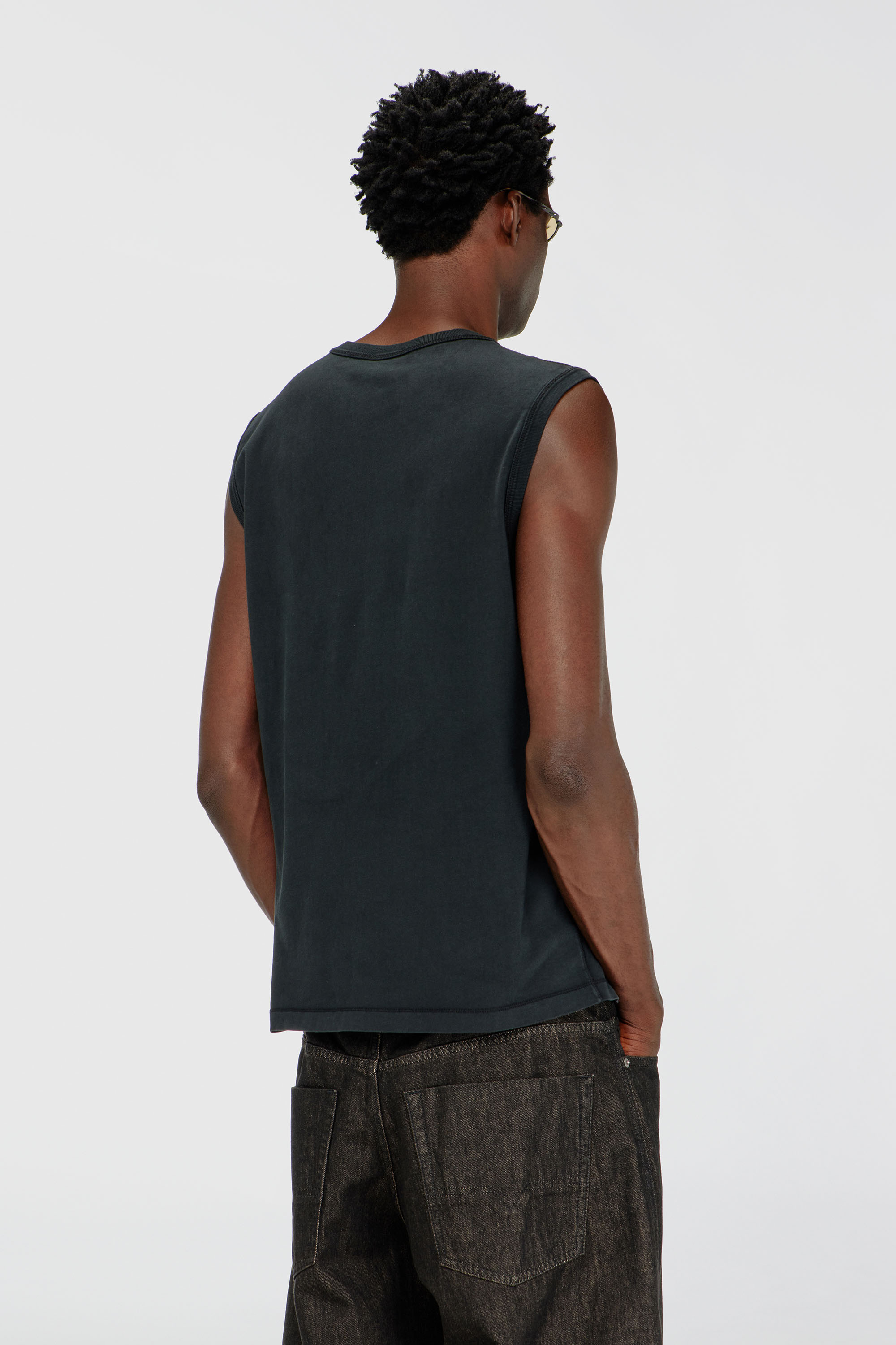 Diesel - T-BISCO-IOD, D&eacute;bardeur en coton avec un Oval D m&eacute;tallis&eacute; Homme in Noir - 4