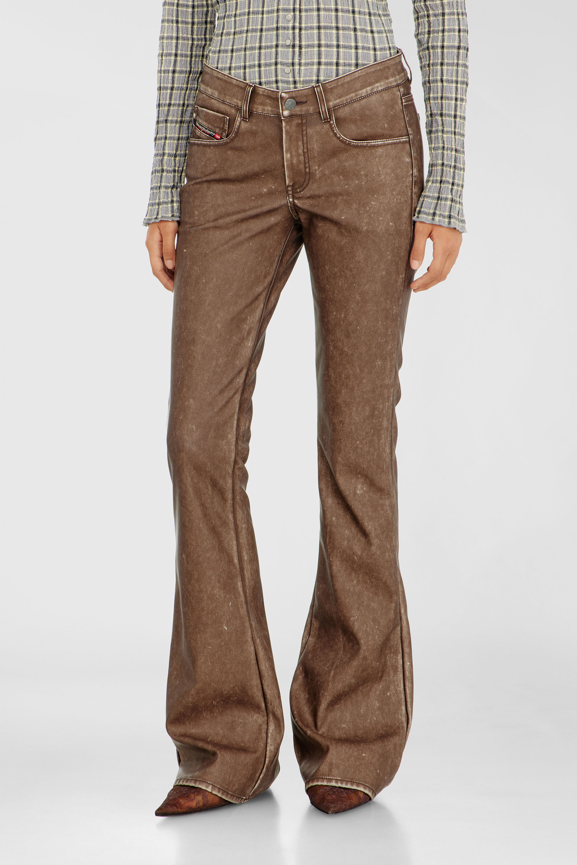 Diesel - P-STELLAR-S1, Pantalon bootcut en tissu enduit trait&eacute; Femme in Marron - 1