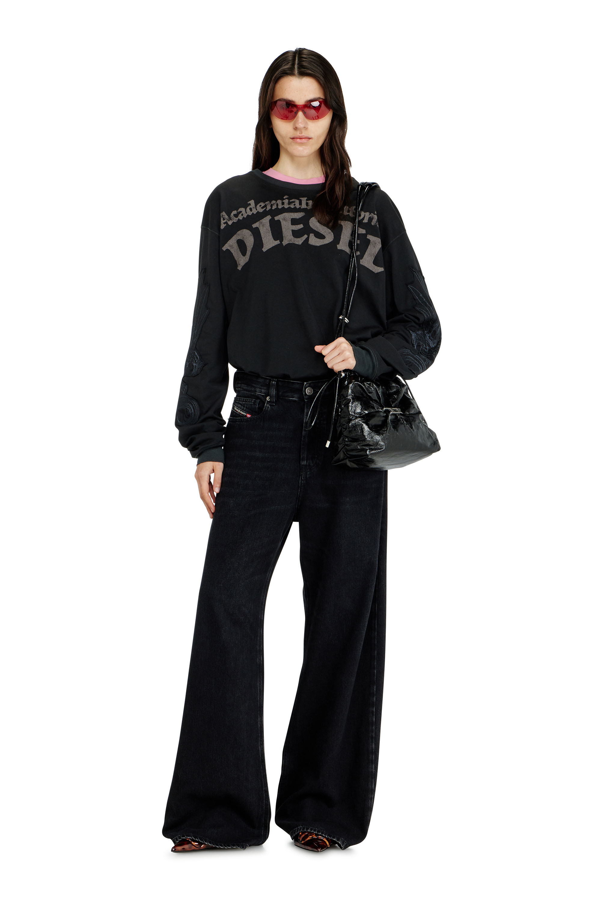 Diesel - SCRUNCH-D BUCKET, Scrunch-D-Sac seau en cuir froiss&eacute; et brillant Femme in Noir - 2