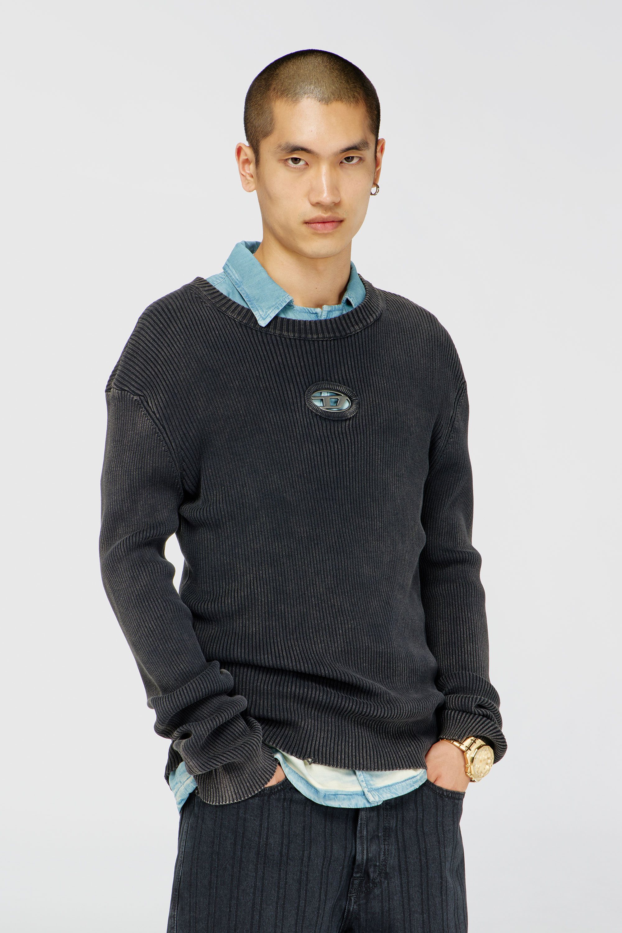 Diesel - K-DARIN-D, Pull effet vieilli avec logo cut-out Homme in Noir - 3