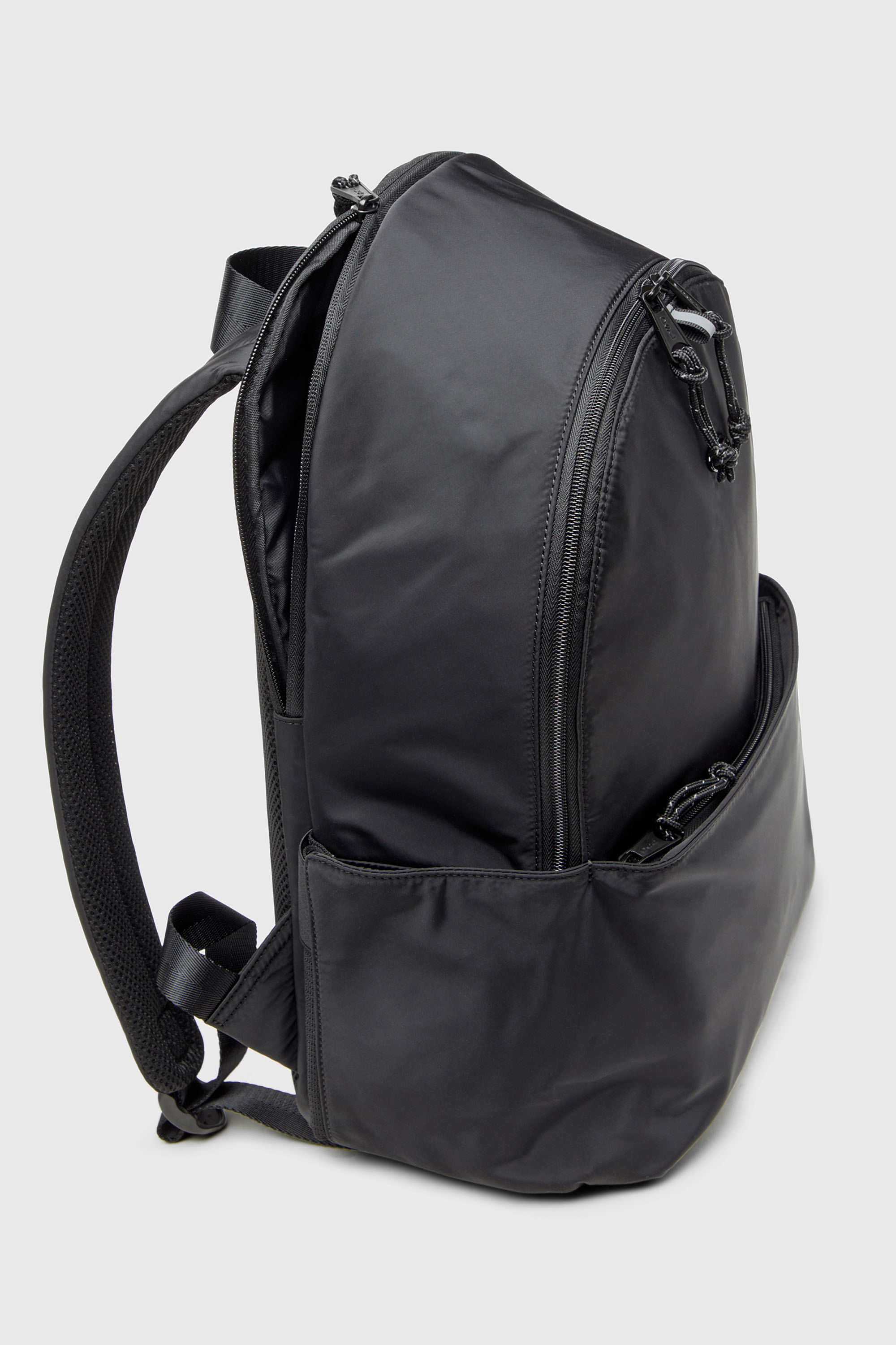Diesel - D-PACK BACKPACK X, D-Pack-Sac &agrave; dos en tissu au toucher satin&eacute; Homme in Noir - 6