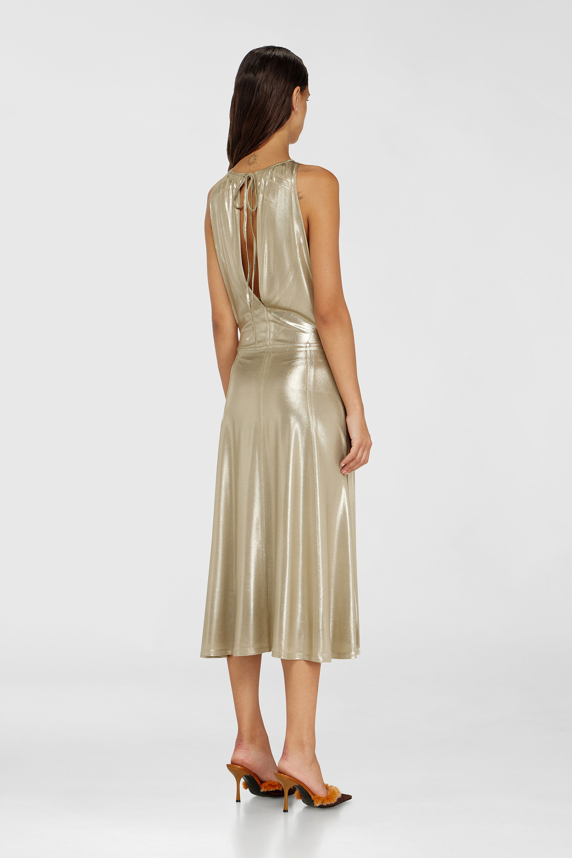 Diesel - D-DYVYNY, Robe midi m&eacute;tallis&eacute;e fluide &agrave; dos ouvert Femme in Dor&eacute; - 4