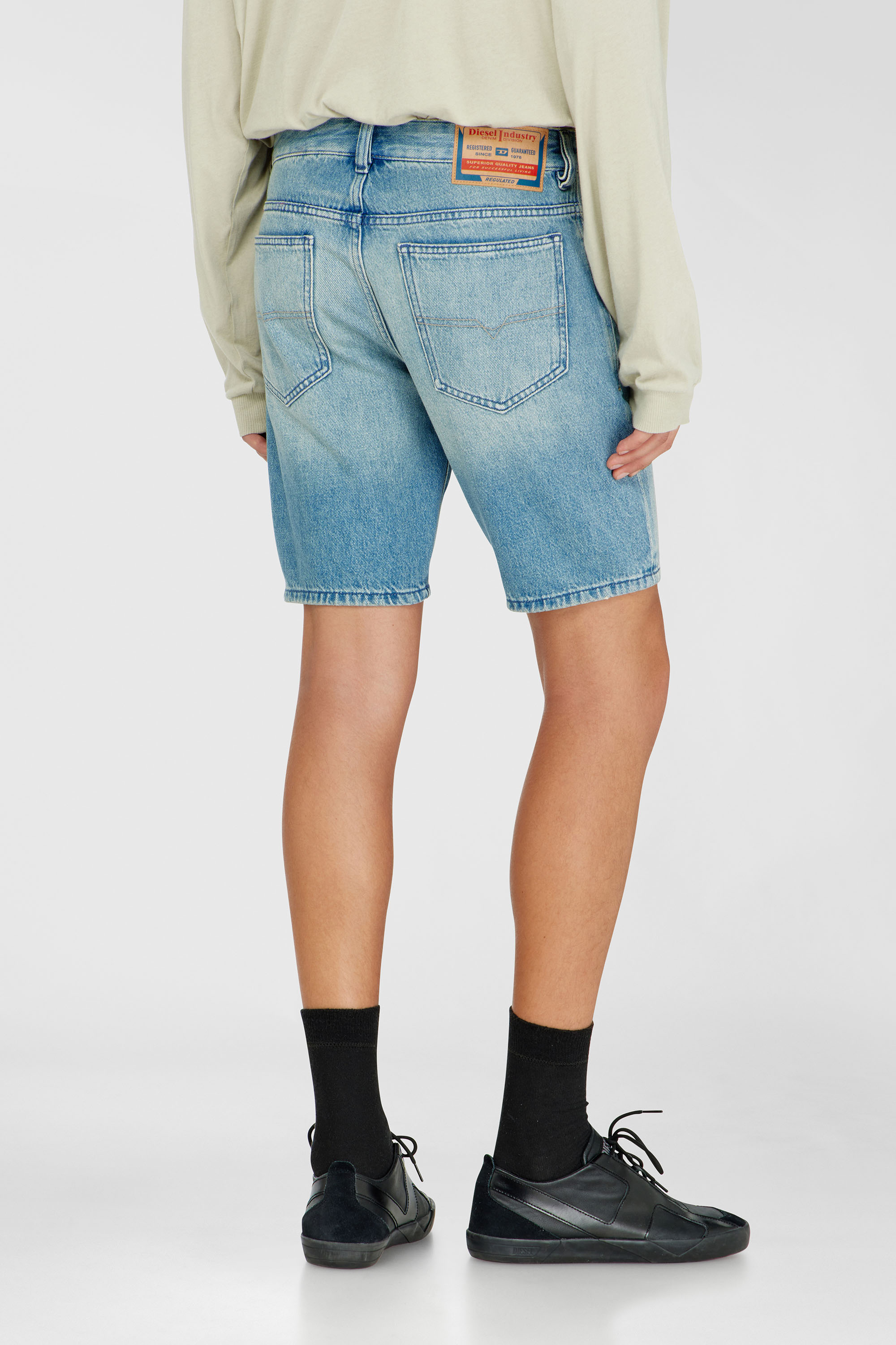 Diesel - D-FIN, Short en jean slim en coton bio Homme in Bleu - 4
