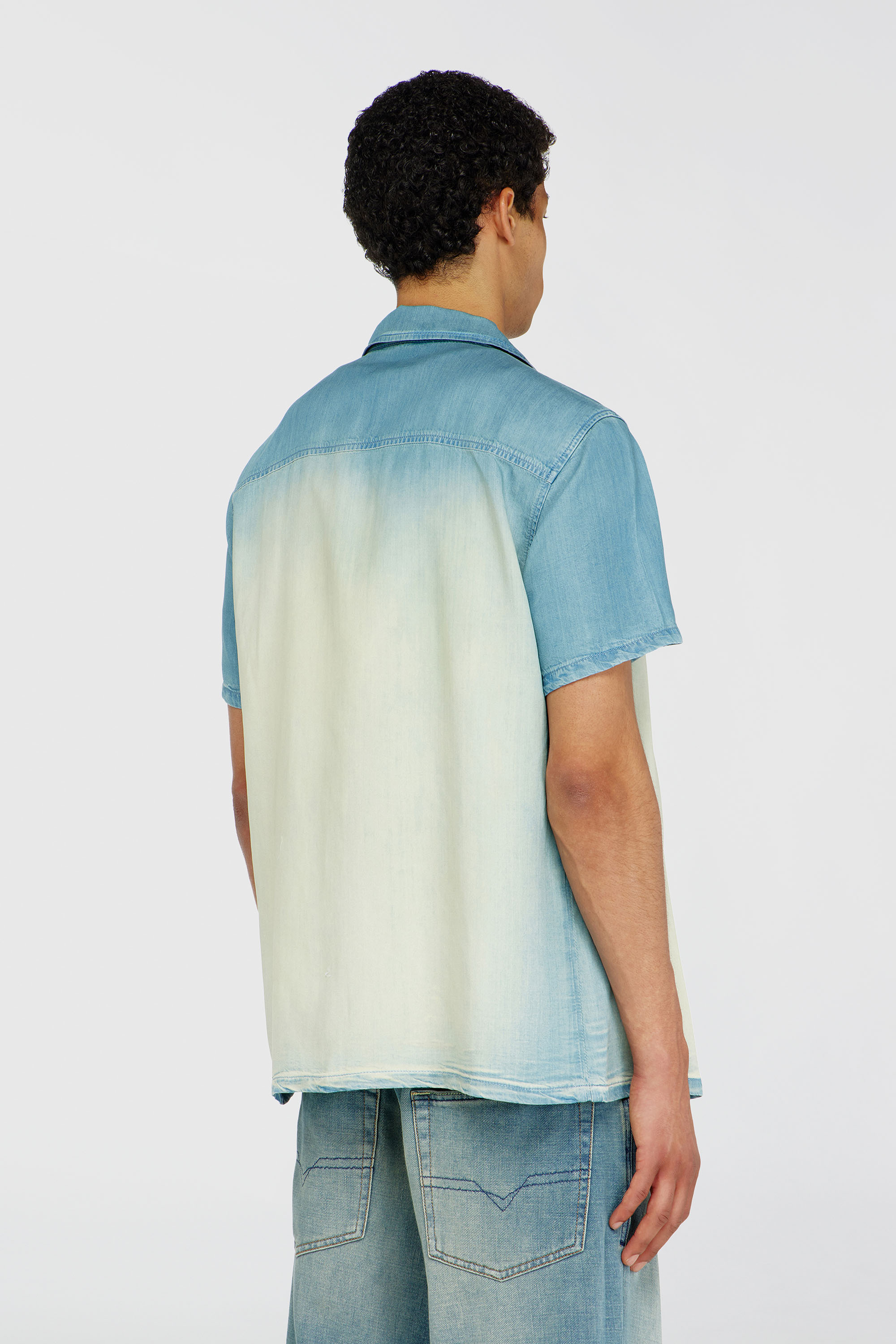 Diesel - D-CLARIVO-S, Chemise &agrave; manches courtes en denim fluide surteint Homme in Bleu - 4