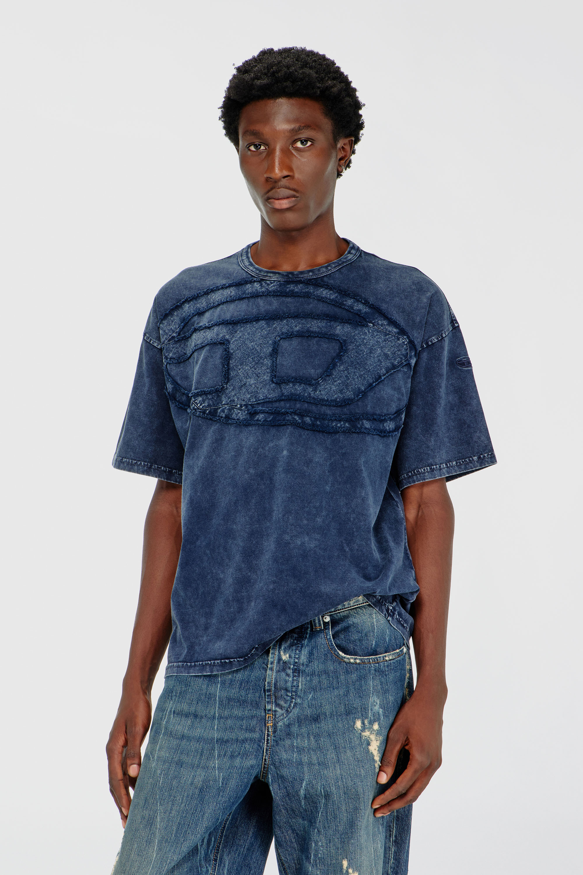 Diesel - T-BOXT-DEN, T-shirt en coton d&eacute;contract&eacute;e avec applique Oval D Homme in Bleu - 3