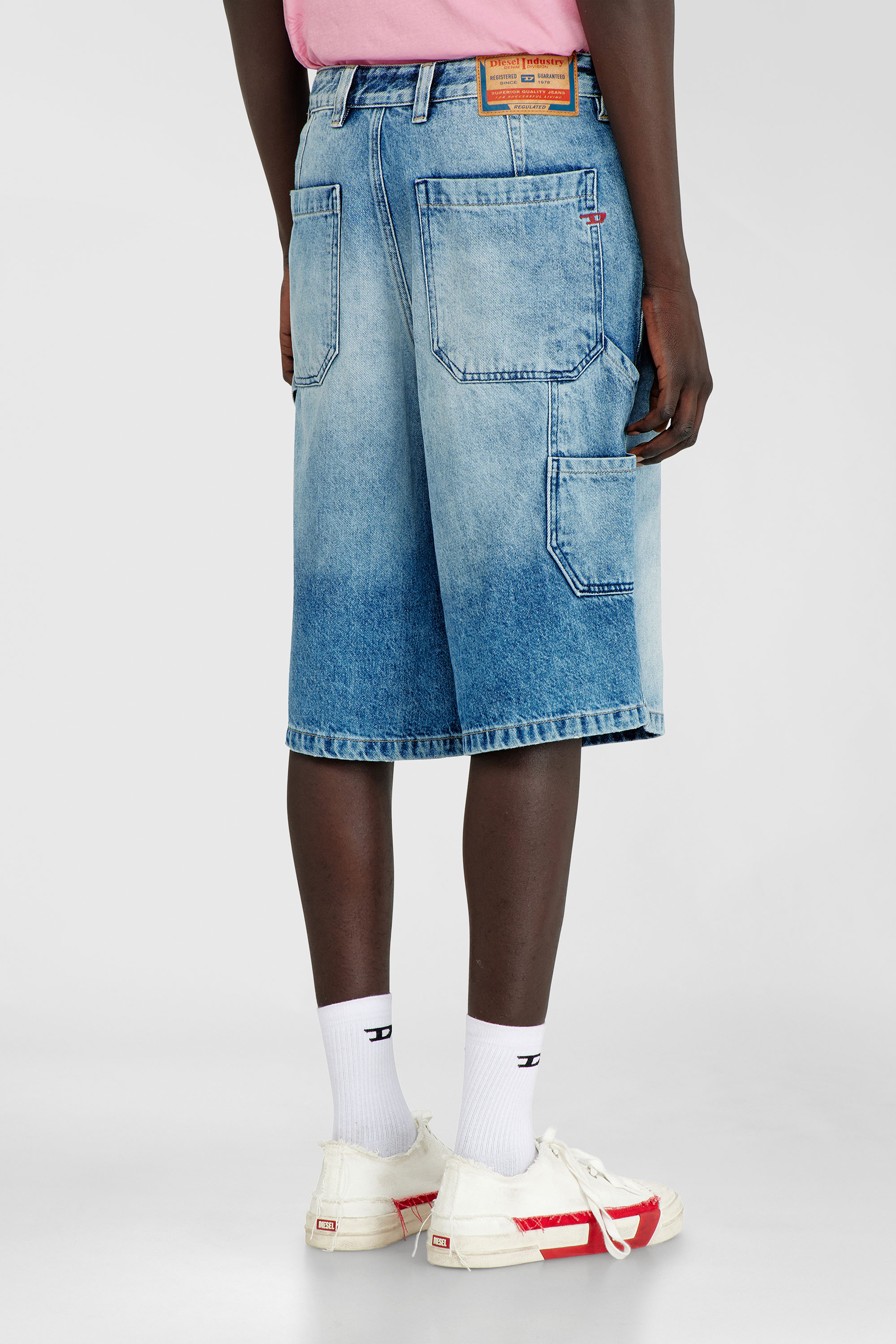 Diesel - D-LIVERY-W-SHORT, Short Relaxed en denim fluide avec abrasions Homme in Bleu - 4