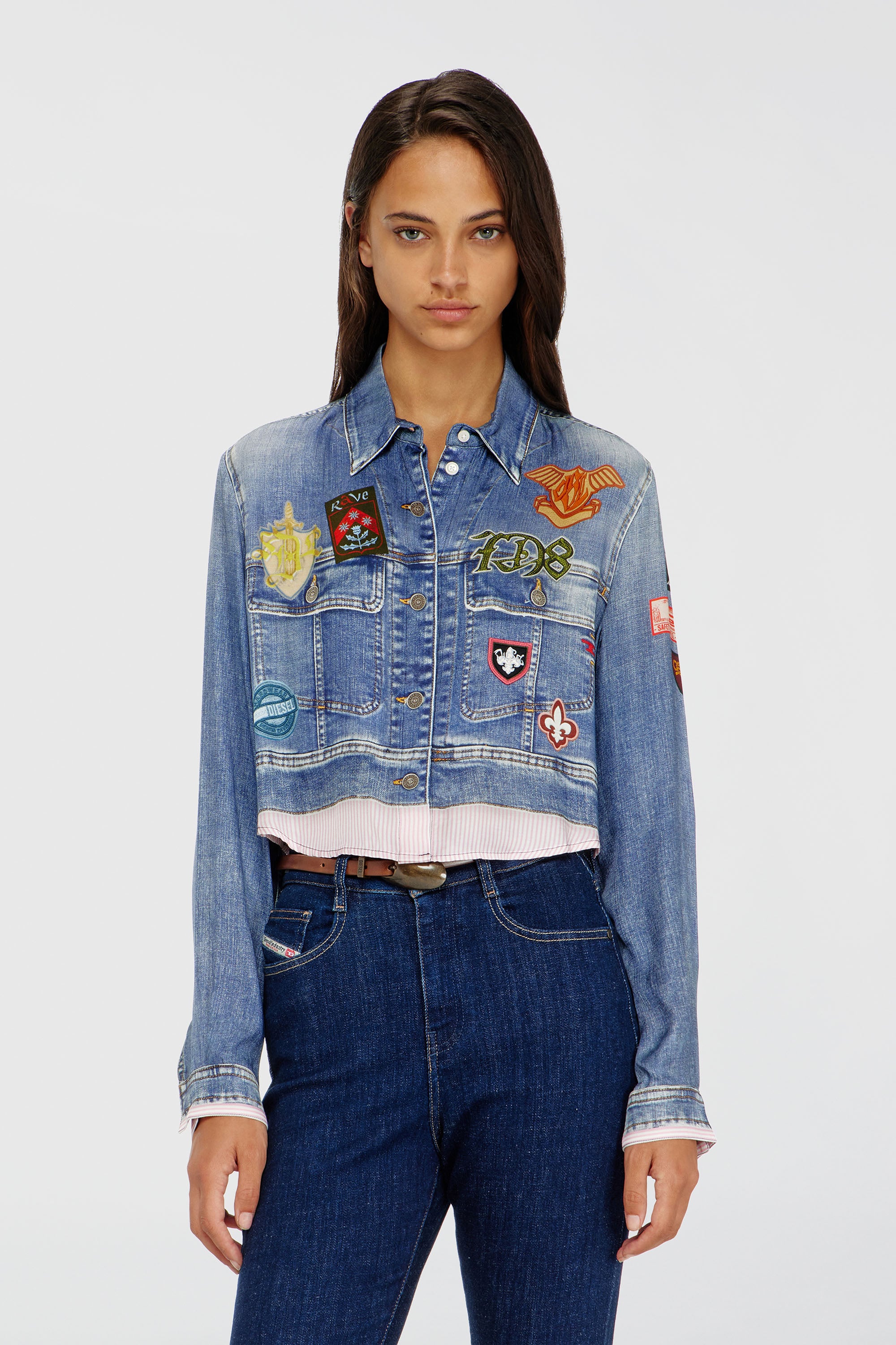 Diesel - C-LONE, Chemise cropped en satin &agrave; imprim&eacute; trompe-l&rsquo;&oelig;il denim Femme in Bleu - 1