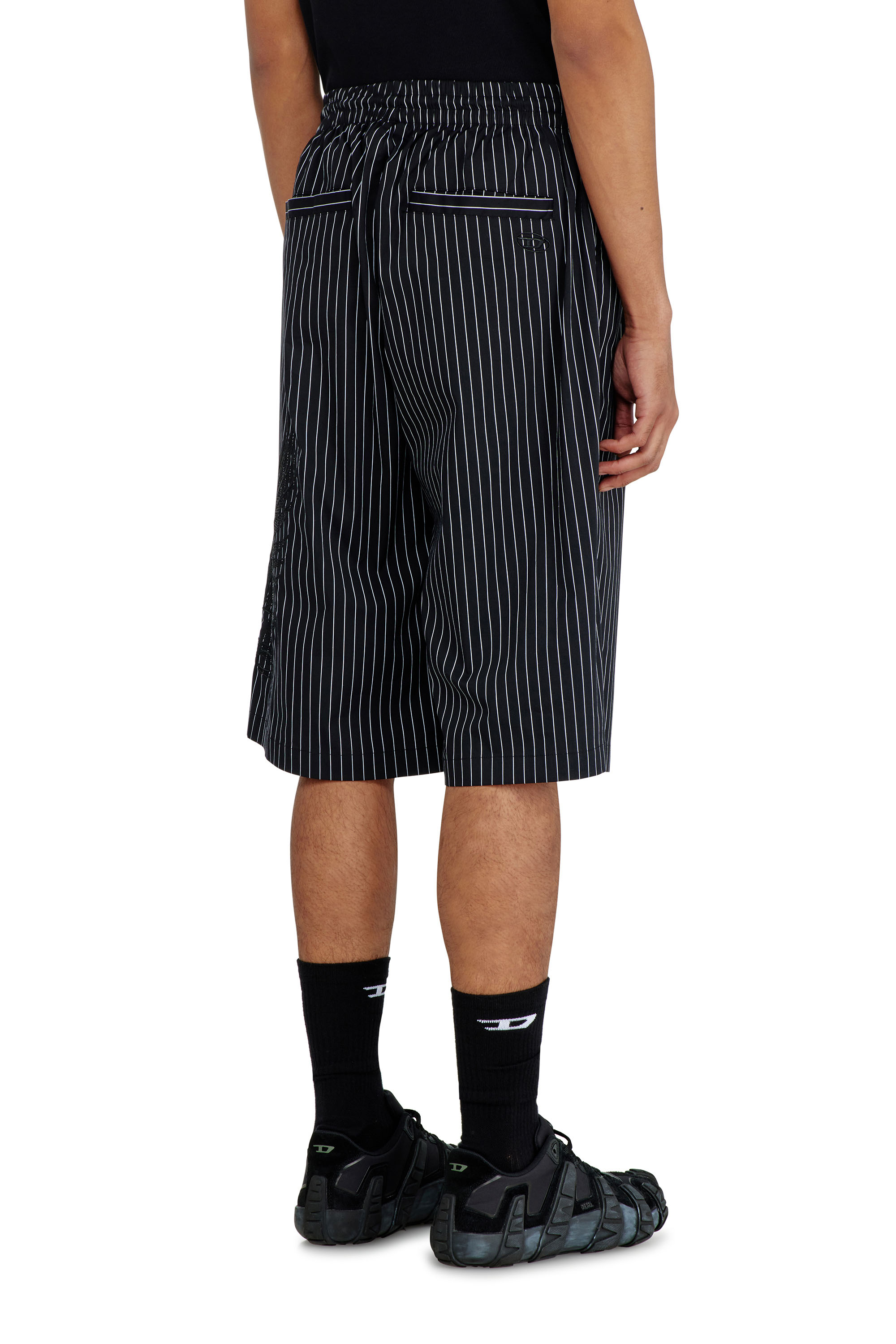 Diesel - P-THEO-SHORT-NJCA, Short &agrave; rayures fines avec broderie Phoenix Homme in Noir - 4