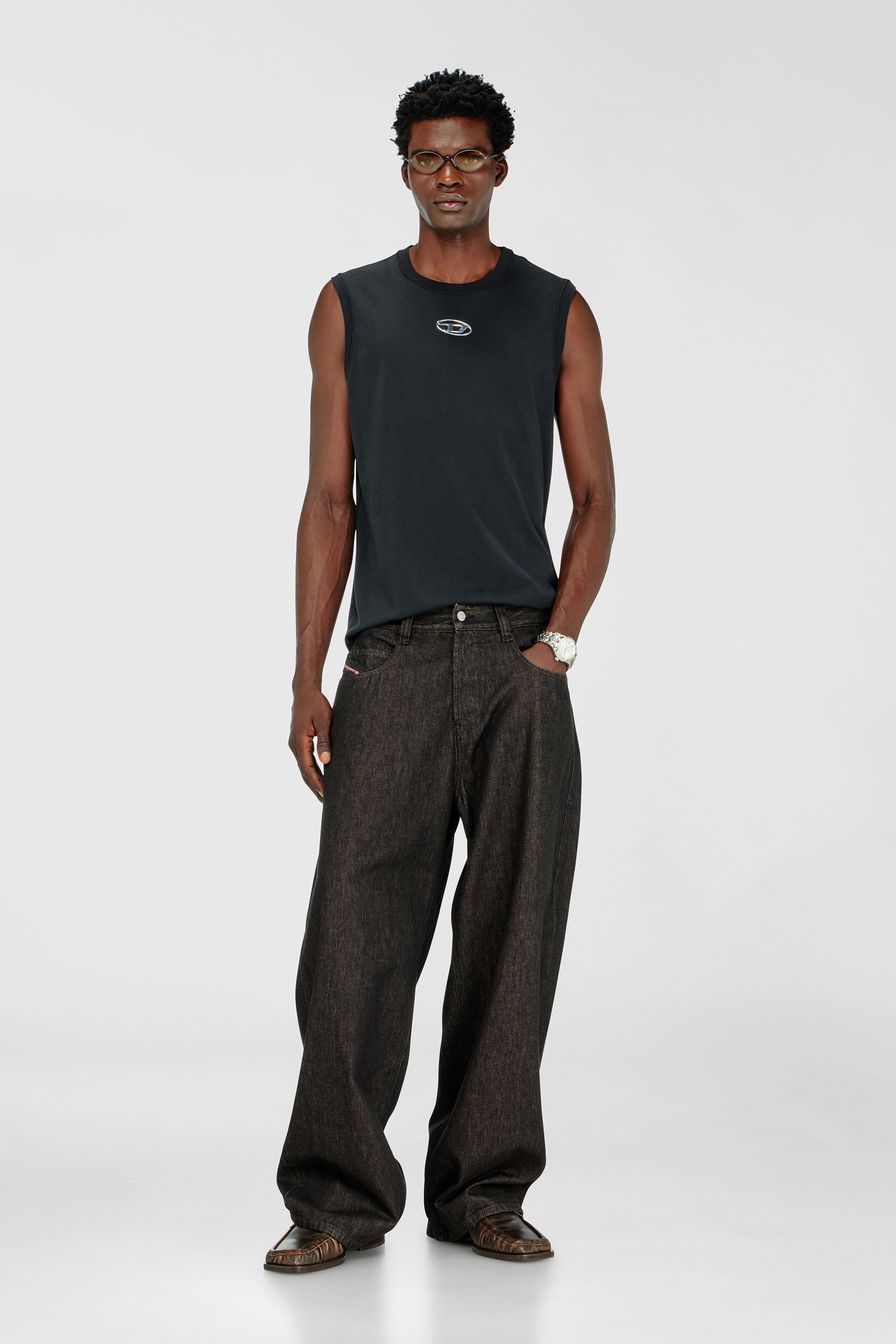 Diesel - T-BISCO-IOD, D&eacute;bardeur en coton avec un Oval D m&eacute;tallis&eacute; Homme in Noir - 2