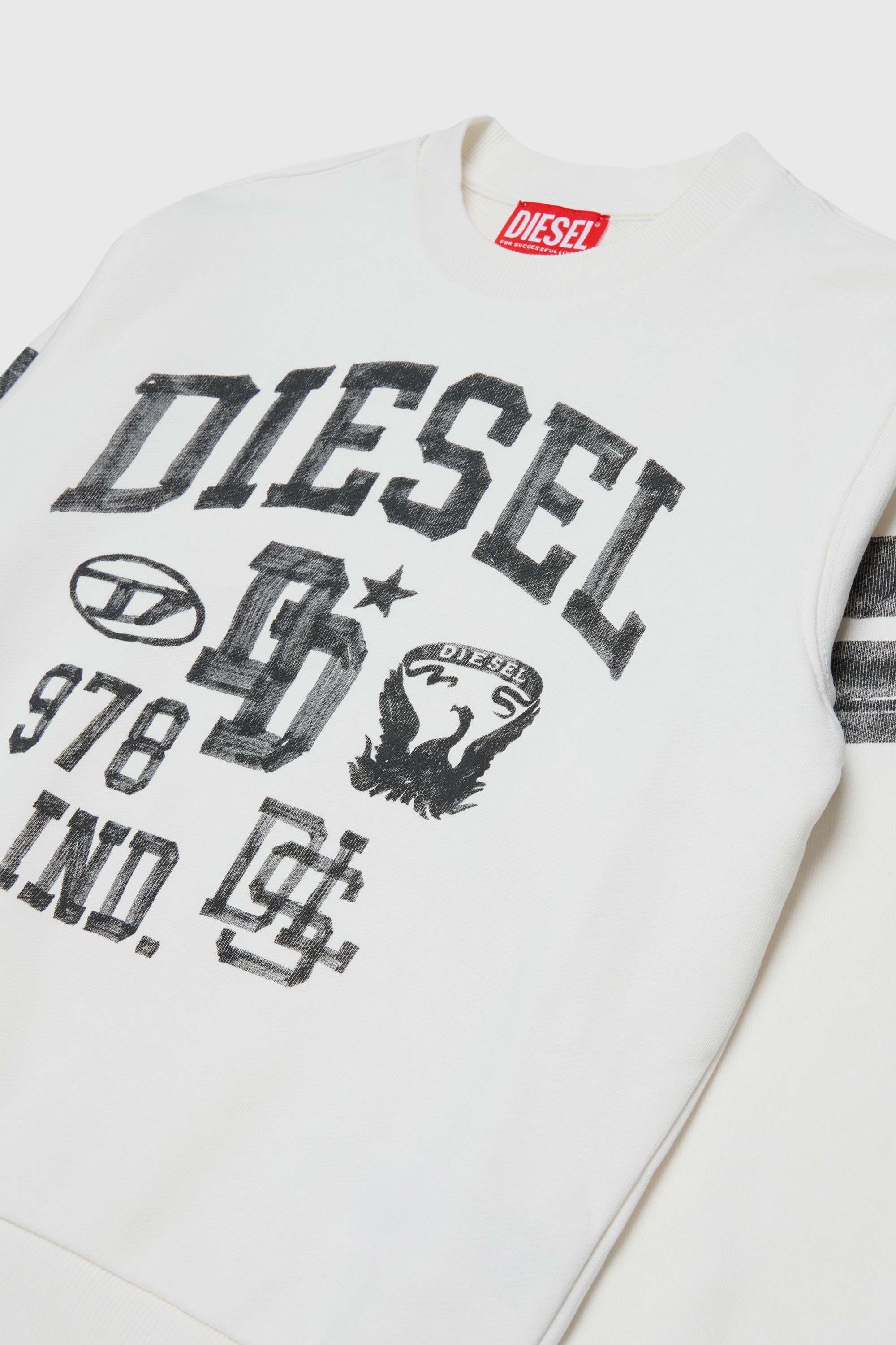 Diesel - SBAND OVER, Sweat-shirt avec imprim&eacute;s logo style coll&egrave;ge Homme in Blanc - 3
