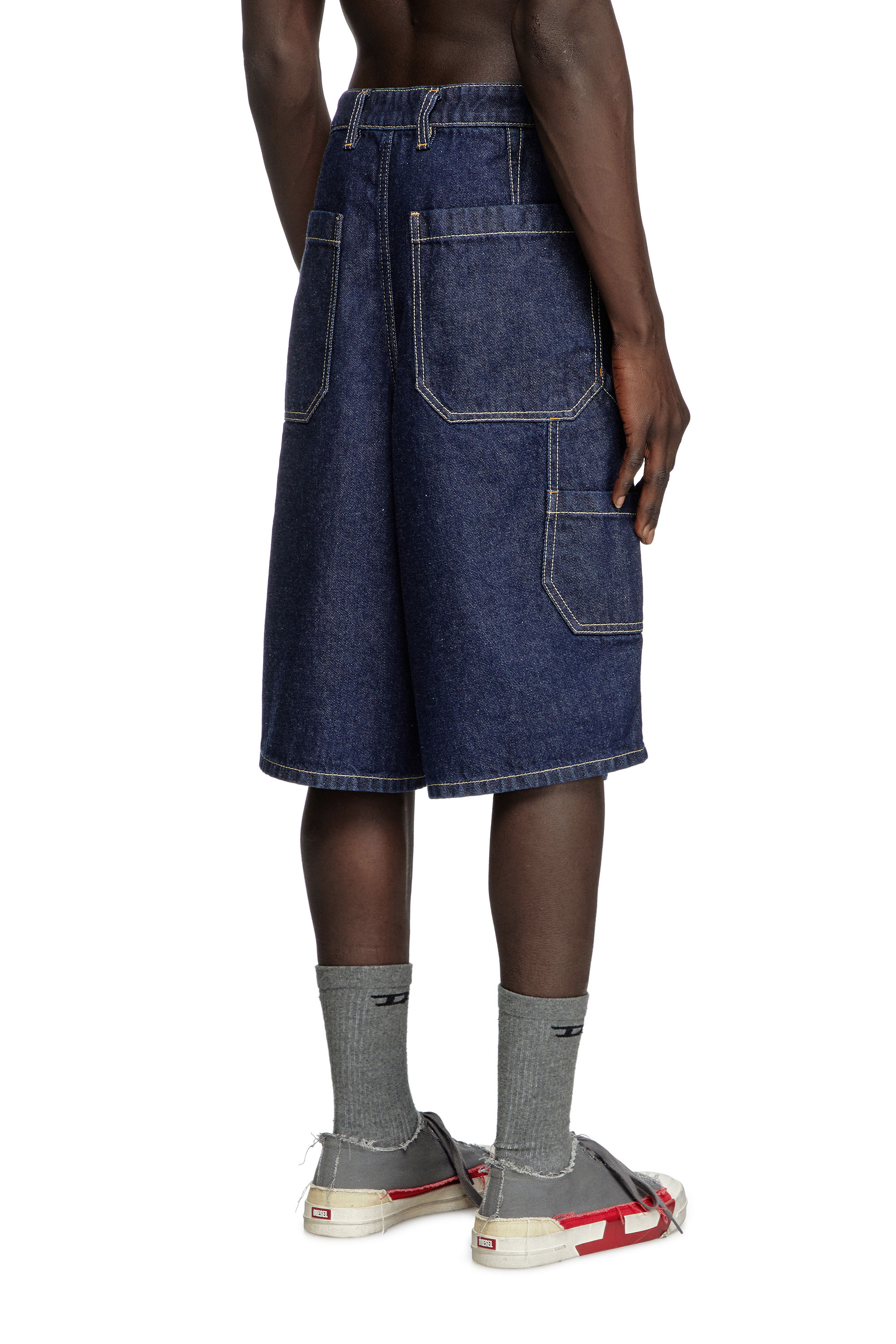 Diesel - D-LIVERY-SHORT, Short utility en denim d&eacute;lav&eacute; effet &eacute;pur&eacute; Homme in Bleu - 4