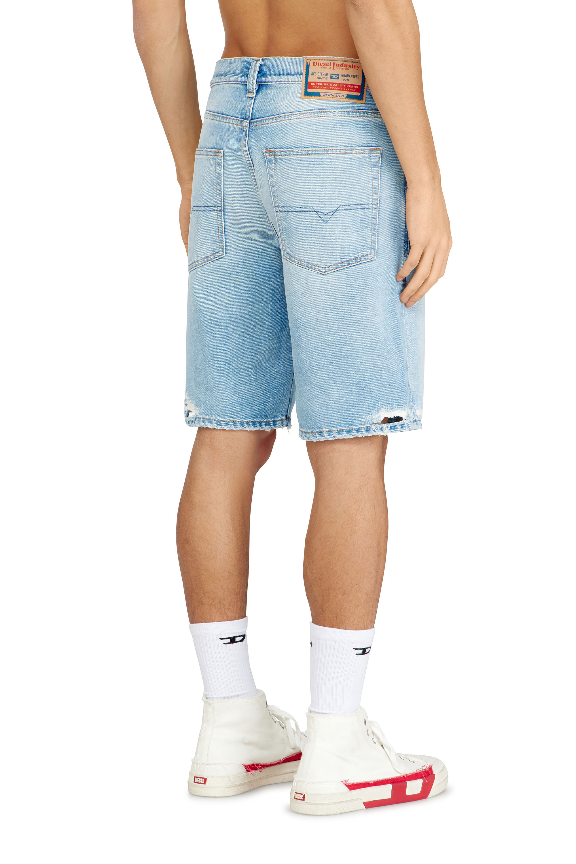 Diesel - REGULAR-SHORT, Short en denim destroy Homme in Bleu - 3
