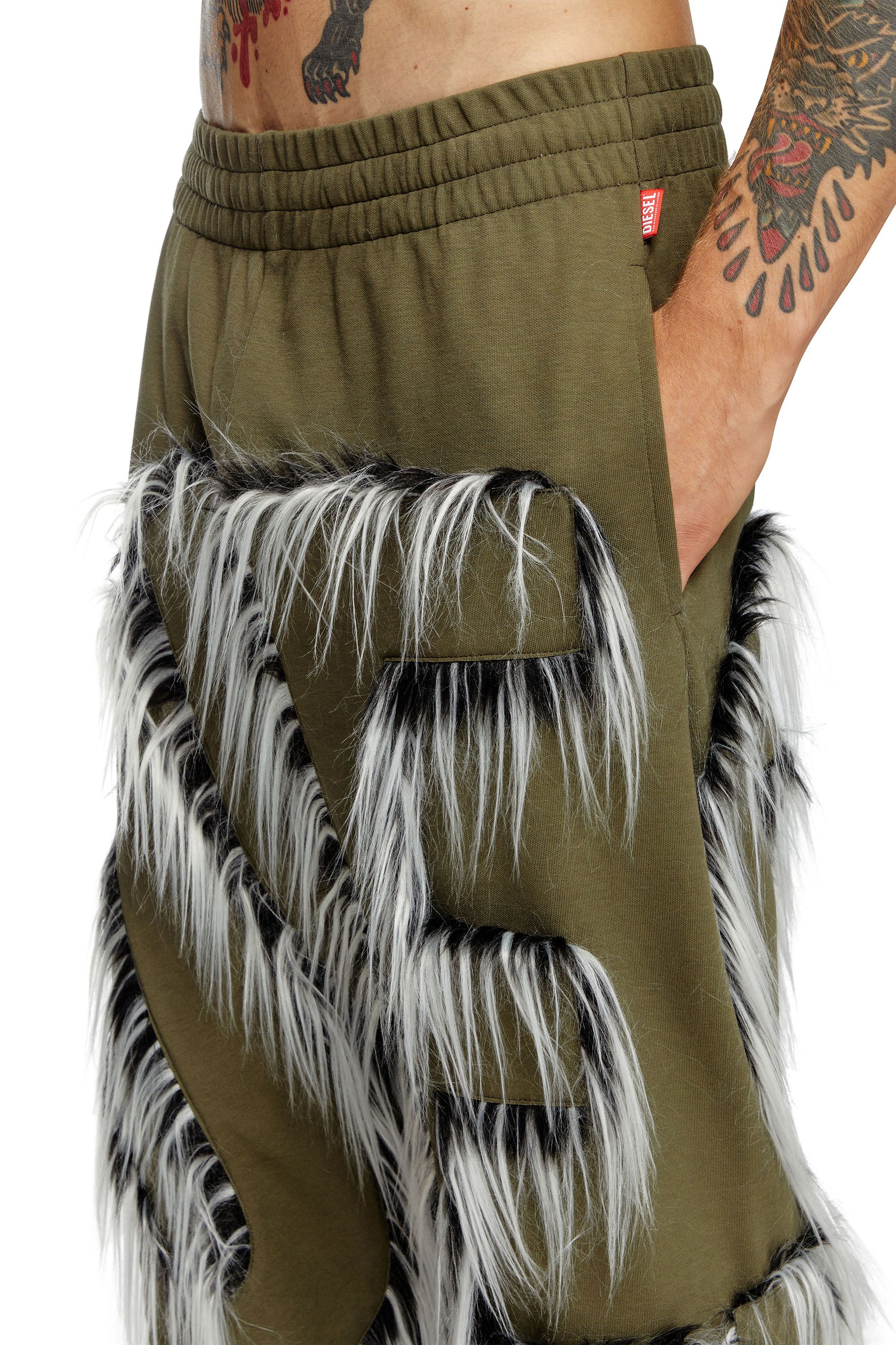 Diesel - P-BIMY-FUR, Pantalon de survêtement avec logo à bordure poilue Homme in Vert - 4