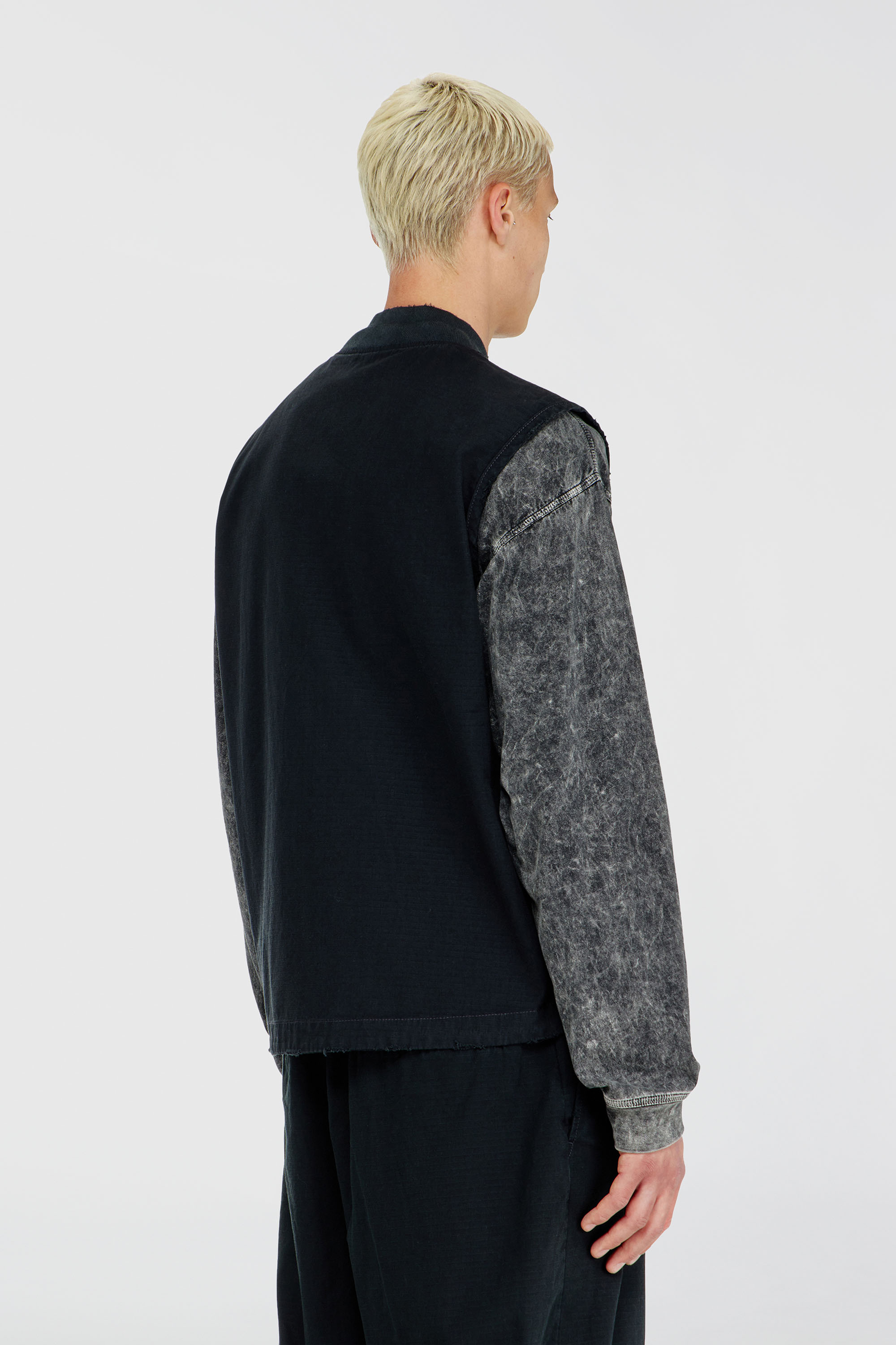 Diesel - J-TYPE-CO-SL, Gilet en coton ripstop avec patch Oval D Homme in Noir - 4