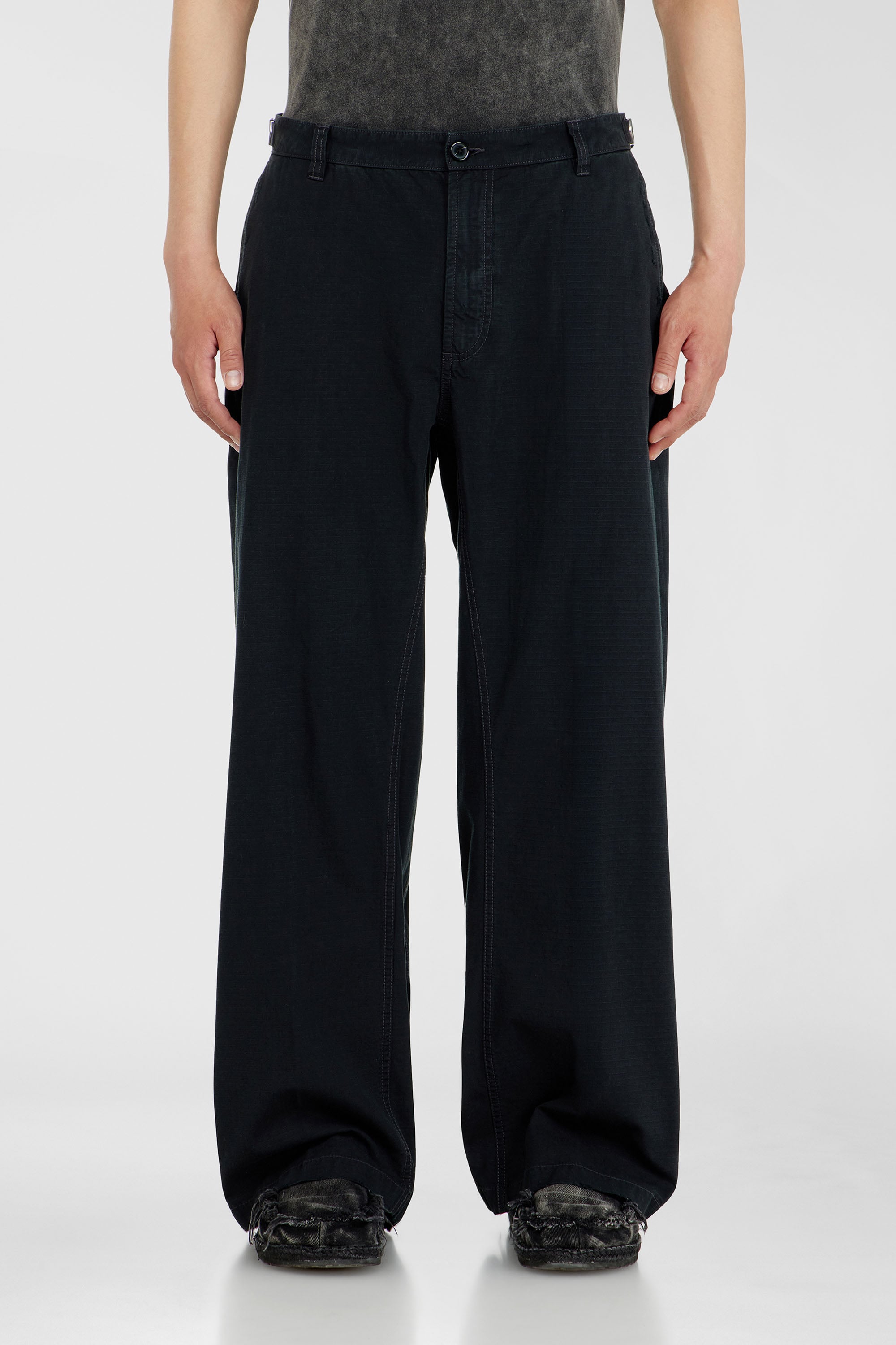 Diesel - P-BALL, Pantalon en ripstop de coton avec boucles lat&eacute;rales Homme in Noir - 1