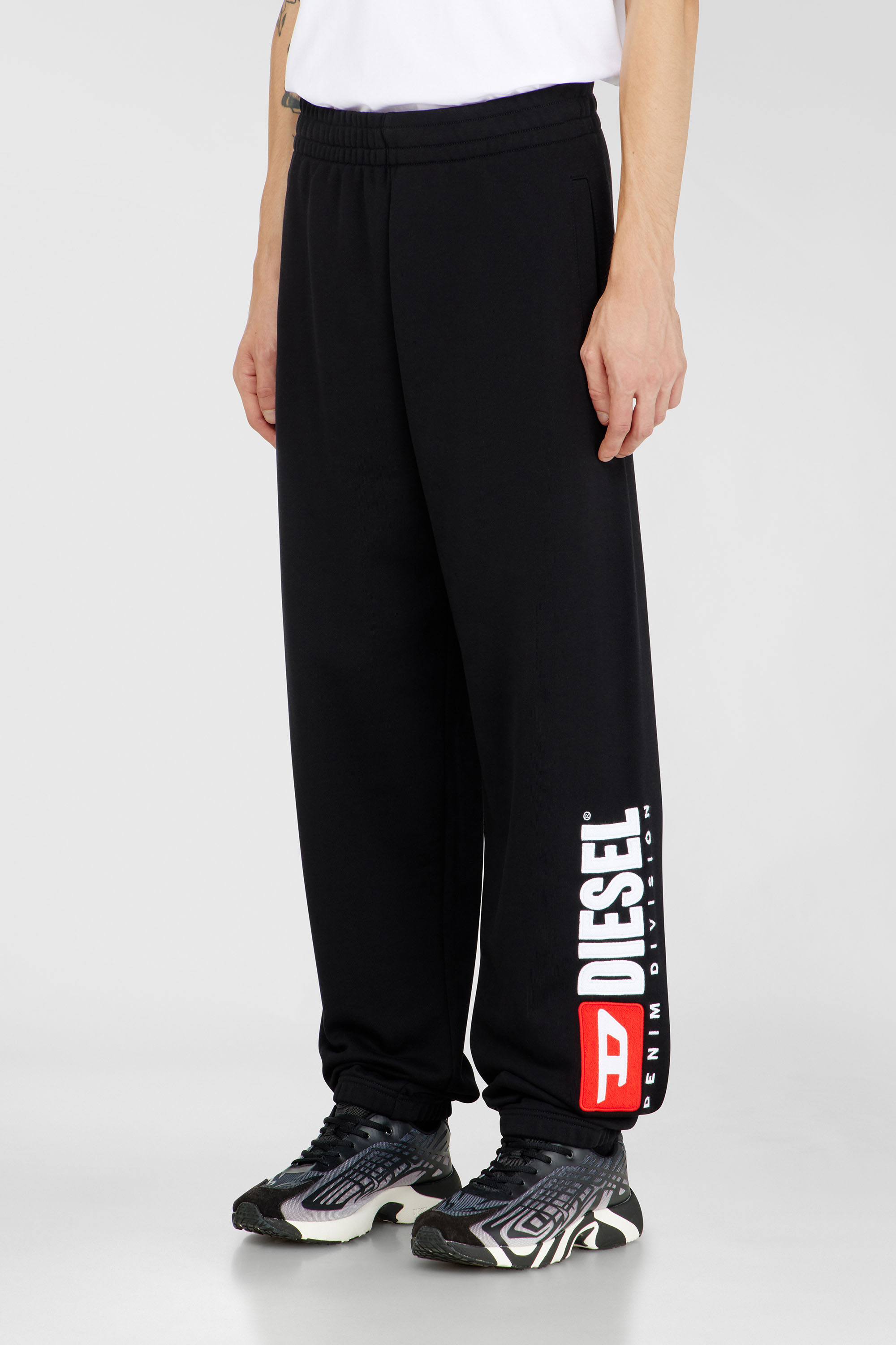 Diesel - P-MARKY-DIV, Pantalon en coton avec patch Diesel Homme in Noir - 1