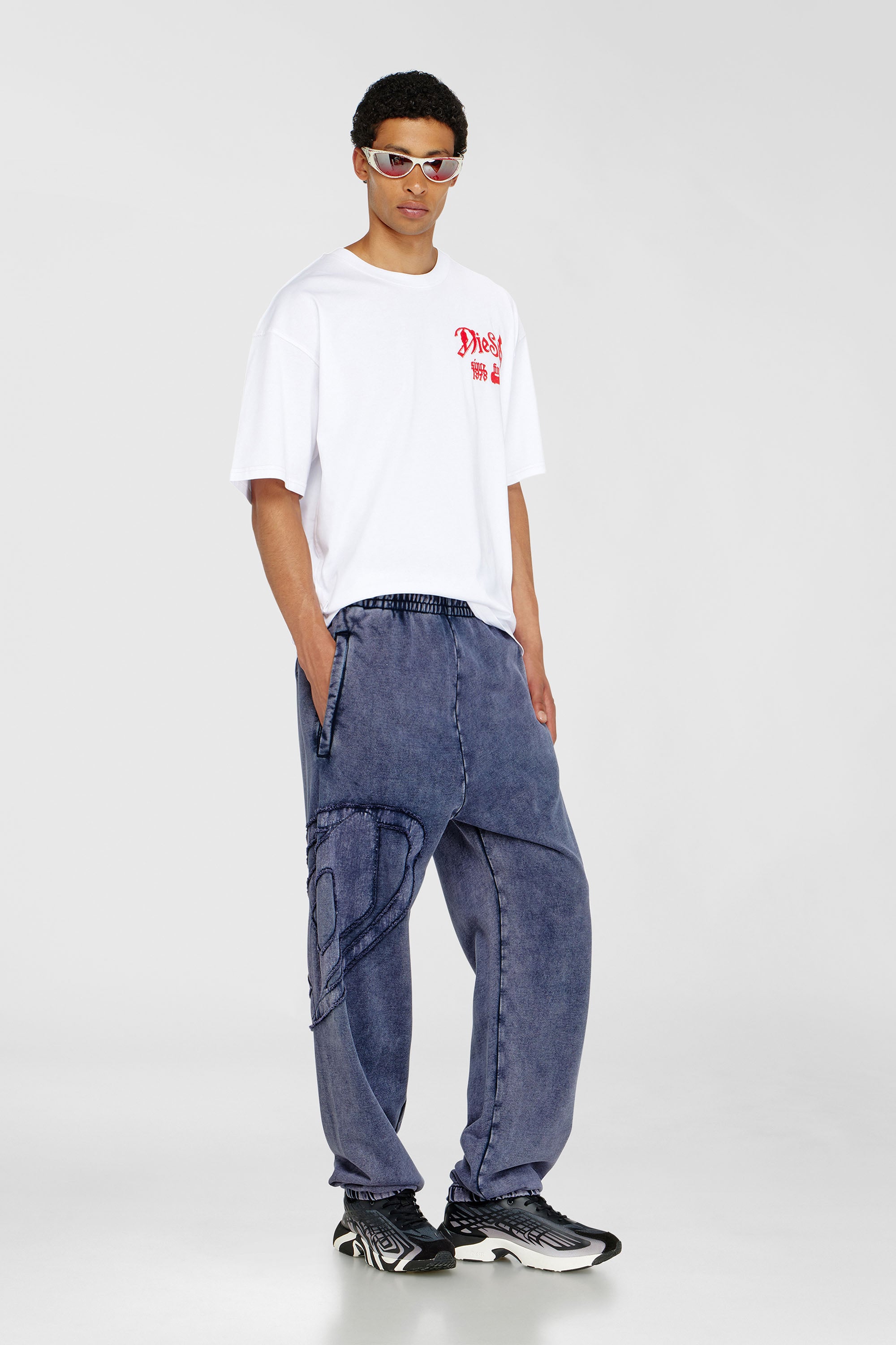 Diesel - P-MARKY-DEN, Pantalon en coton biologique avec &eacute;cusson Oval D Homme in Bleu - 1