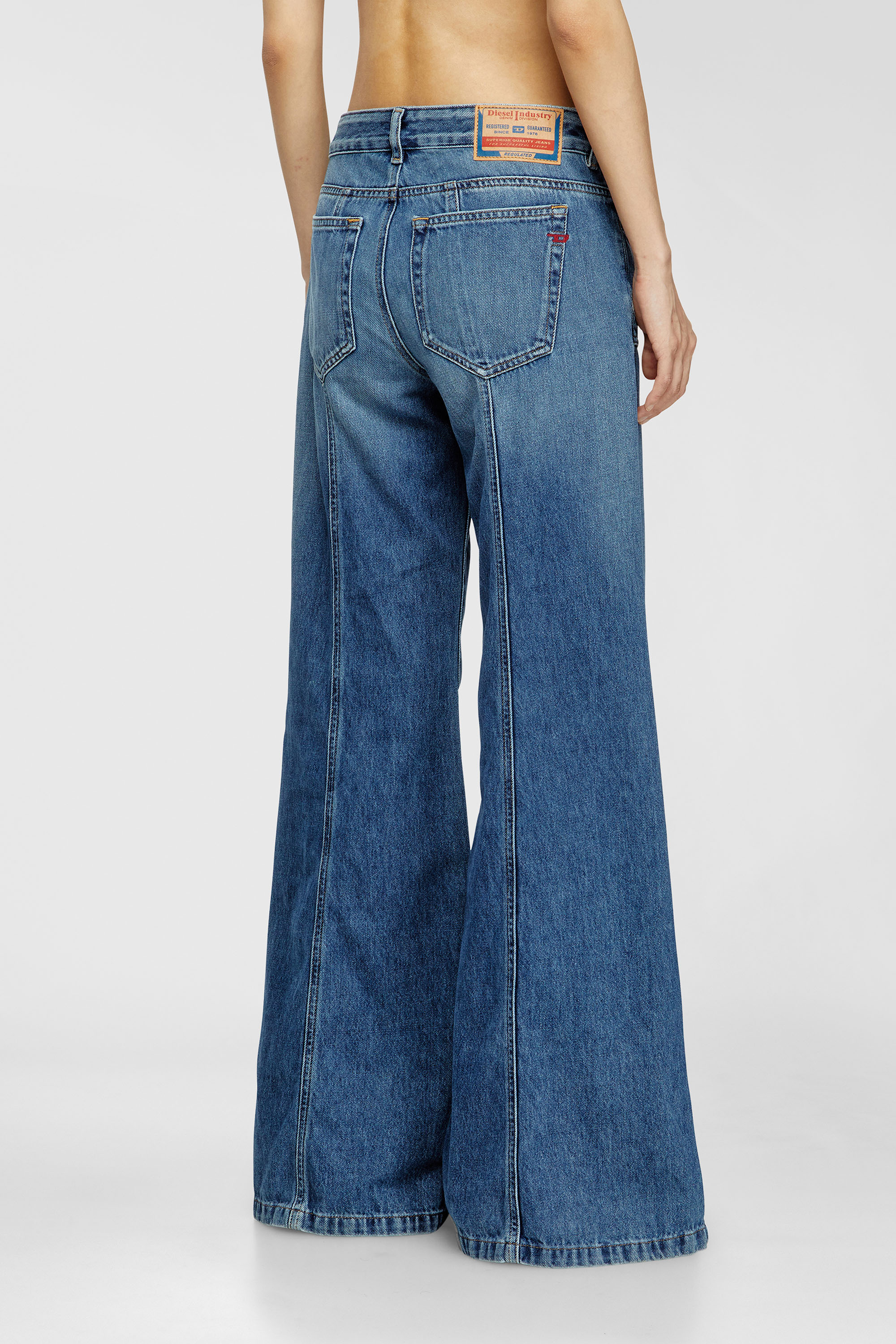 Diesel - Flare Jeans D-Akii 09M56 Femme, Bleu moyen - Image 3