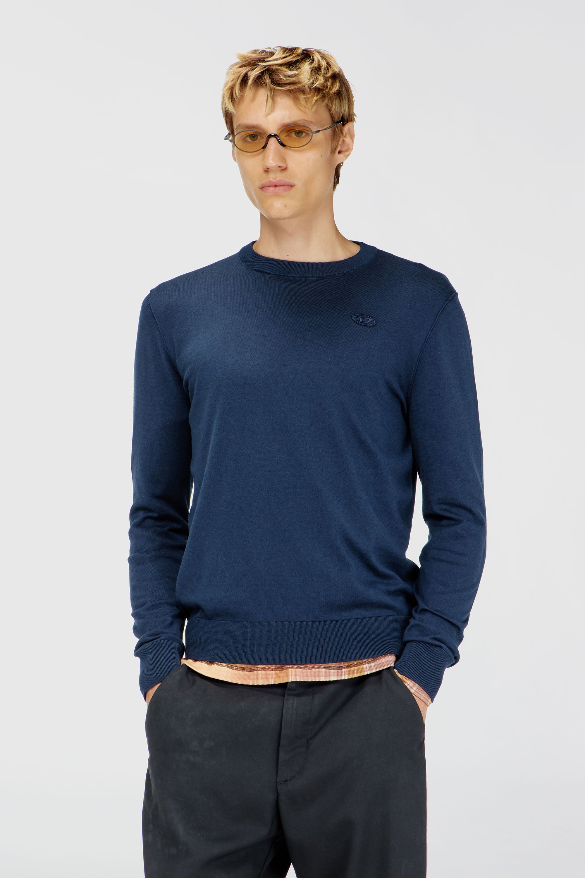Diesel - K-FREEX-TAG-T92, Maille en coton avec logo ton sur ton Homme in Bleu - 1