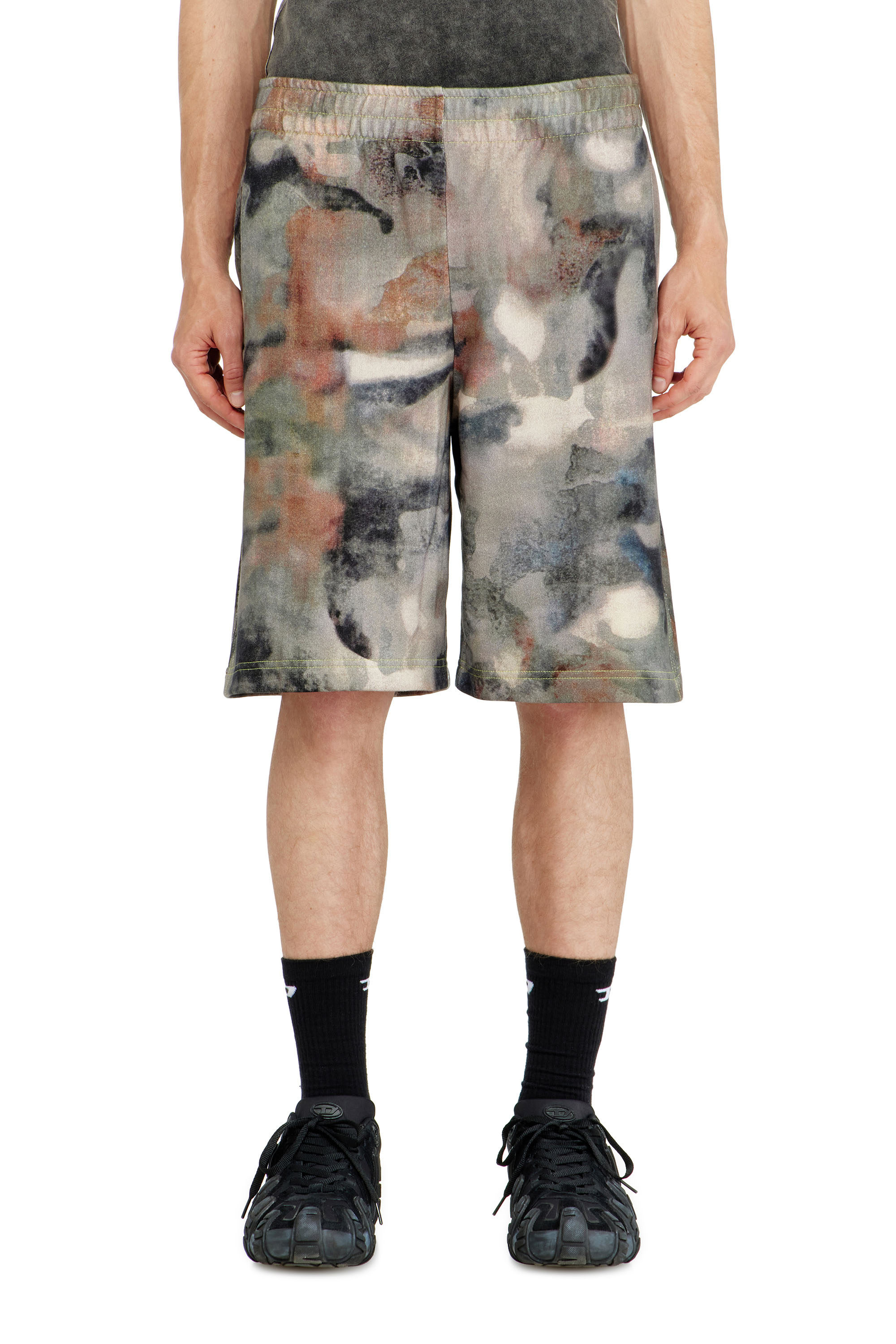 Diesel - P-CRONE-V1, Shorts en molleton &agrave; imprim&eacute; camouflage digital Homme in Polychrome - 2