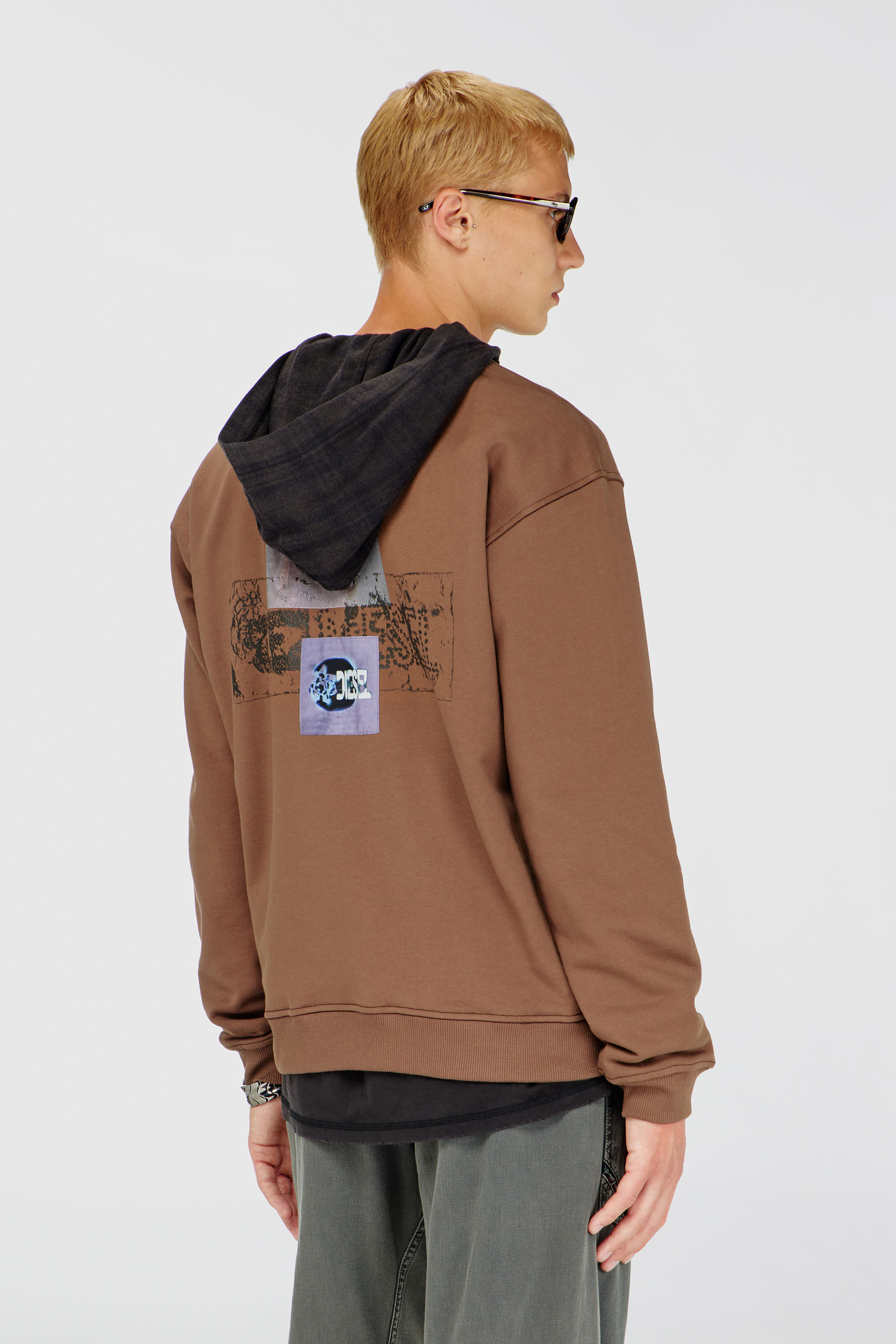 Diesel - S-NORM-AA6, Sweatshirt avec imprim&eacute;s graphiques et patchs Homme in Marron - 4