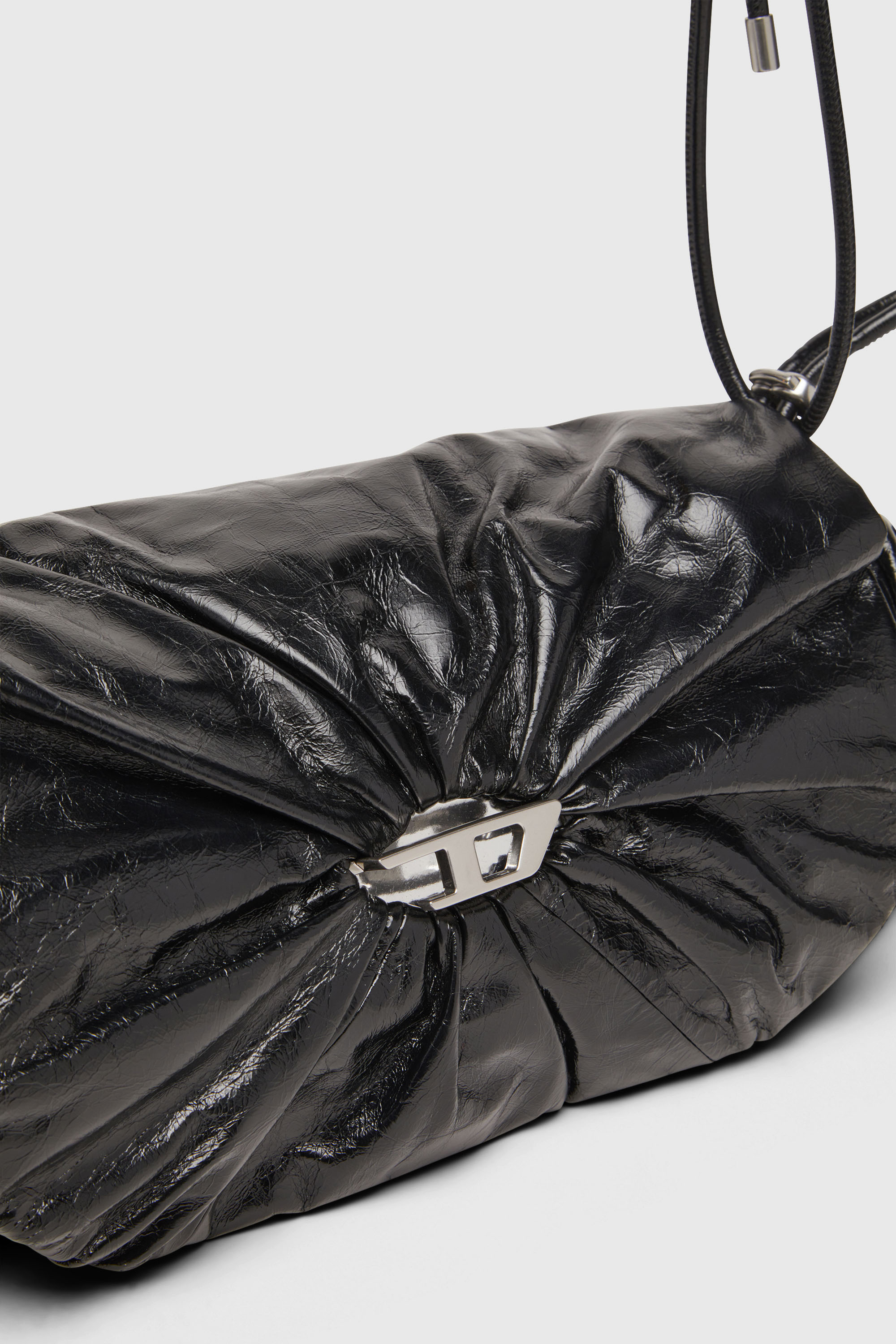 Diesel - SCRUNCH-D SHOULDER M, Scrunch-D M-Sac &agrave; bandouli&egrave;re en cuir froiss&eacute; brillant Femme in Noir - 6