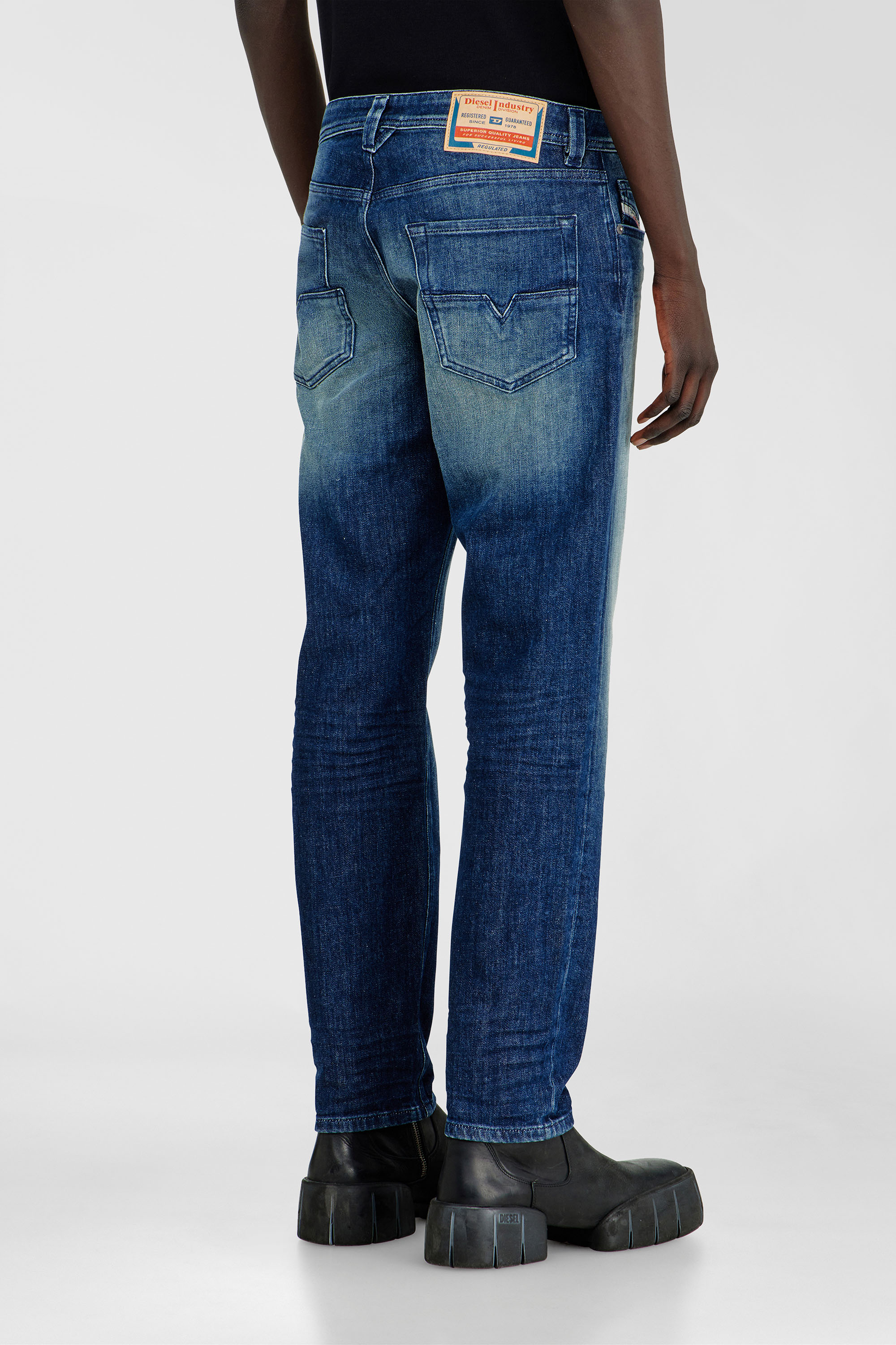 Diesel - Regular Jeans 1986 Larkee-Beex 0KBBR Homme, Bleu Fonc&eacute; - Image 5