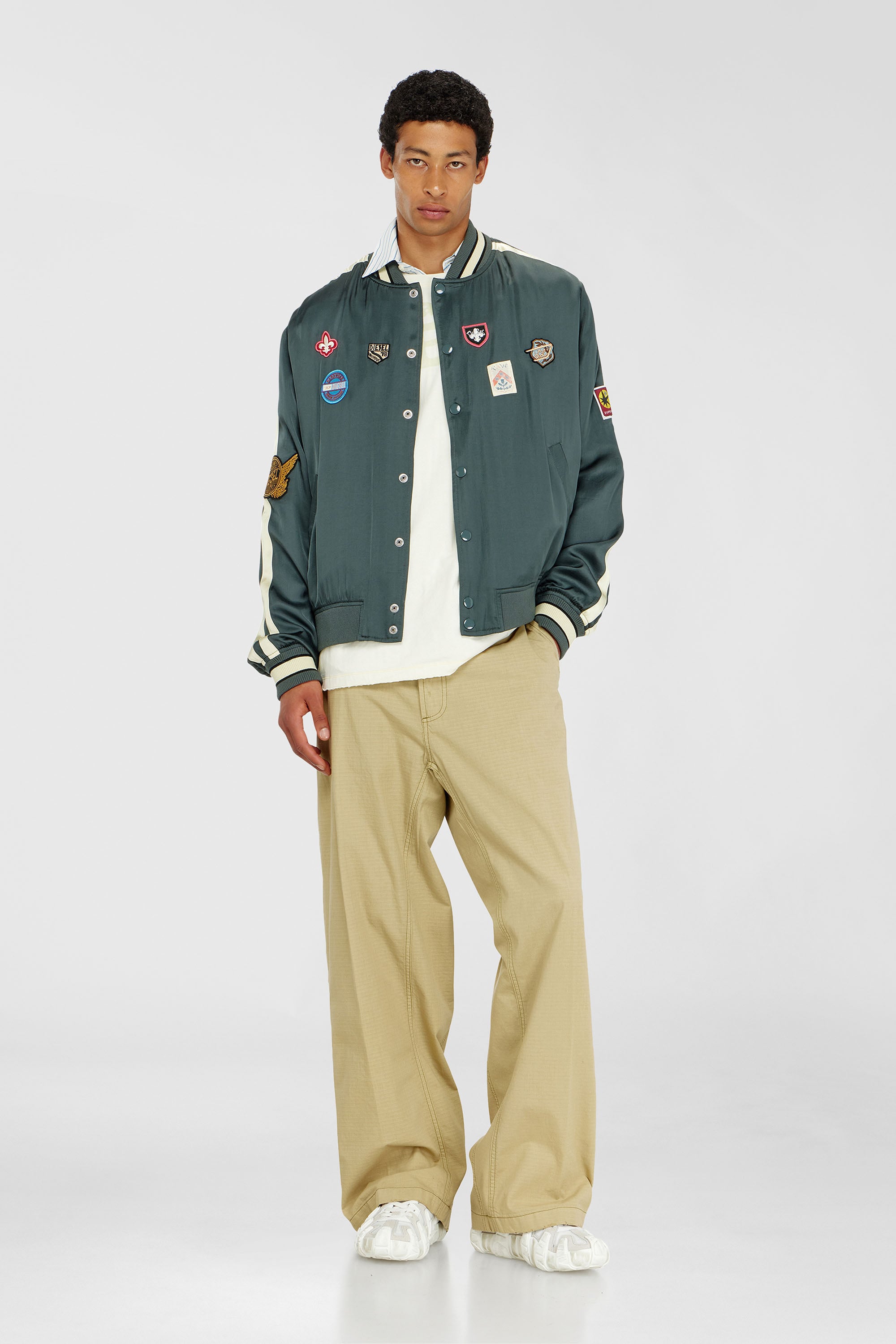 Diesel - J-ANNU, Blouson bomber satin&eacute; avec patchs Homme in Vert - 2