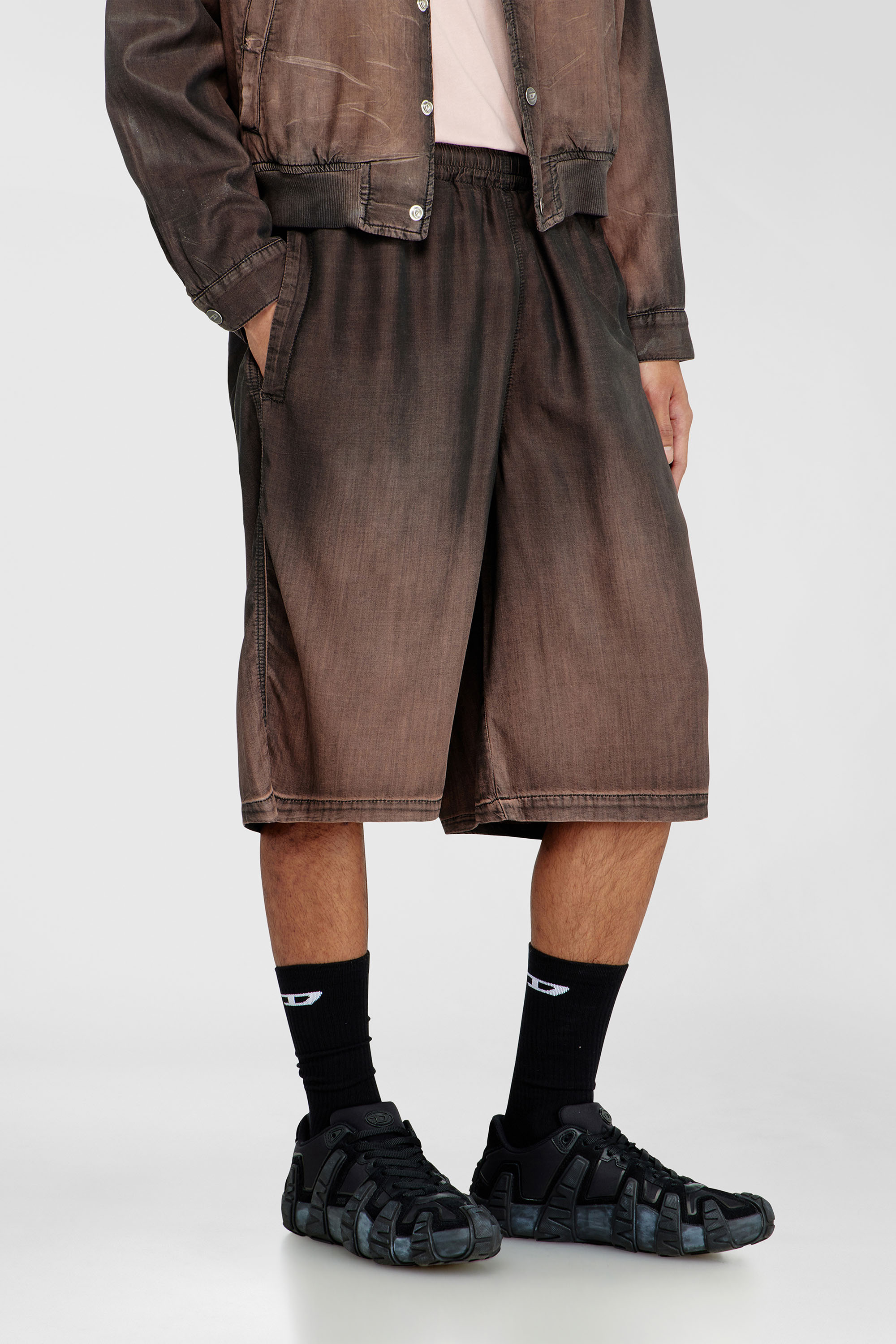 Diesel - D-RODER-SHORT-S, Bermuda d&eacute;contract&eacute; en denim enduit fluide Mixte in Marron - 7