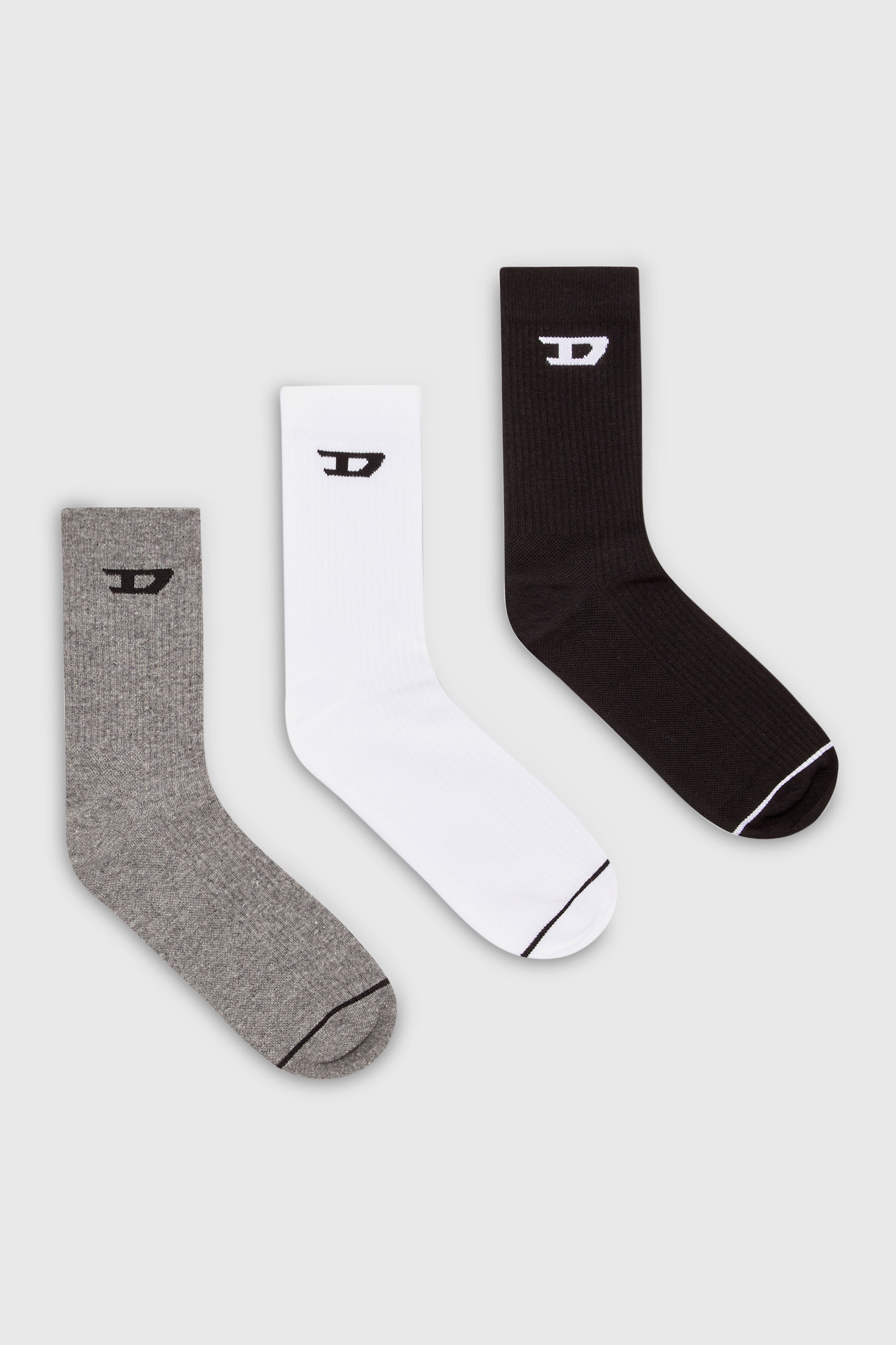 Lot de trois chaussettes c&ocirc;tel&eacute;es avec logo D
