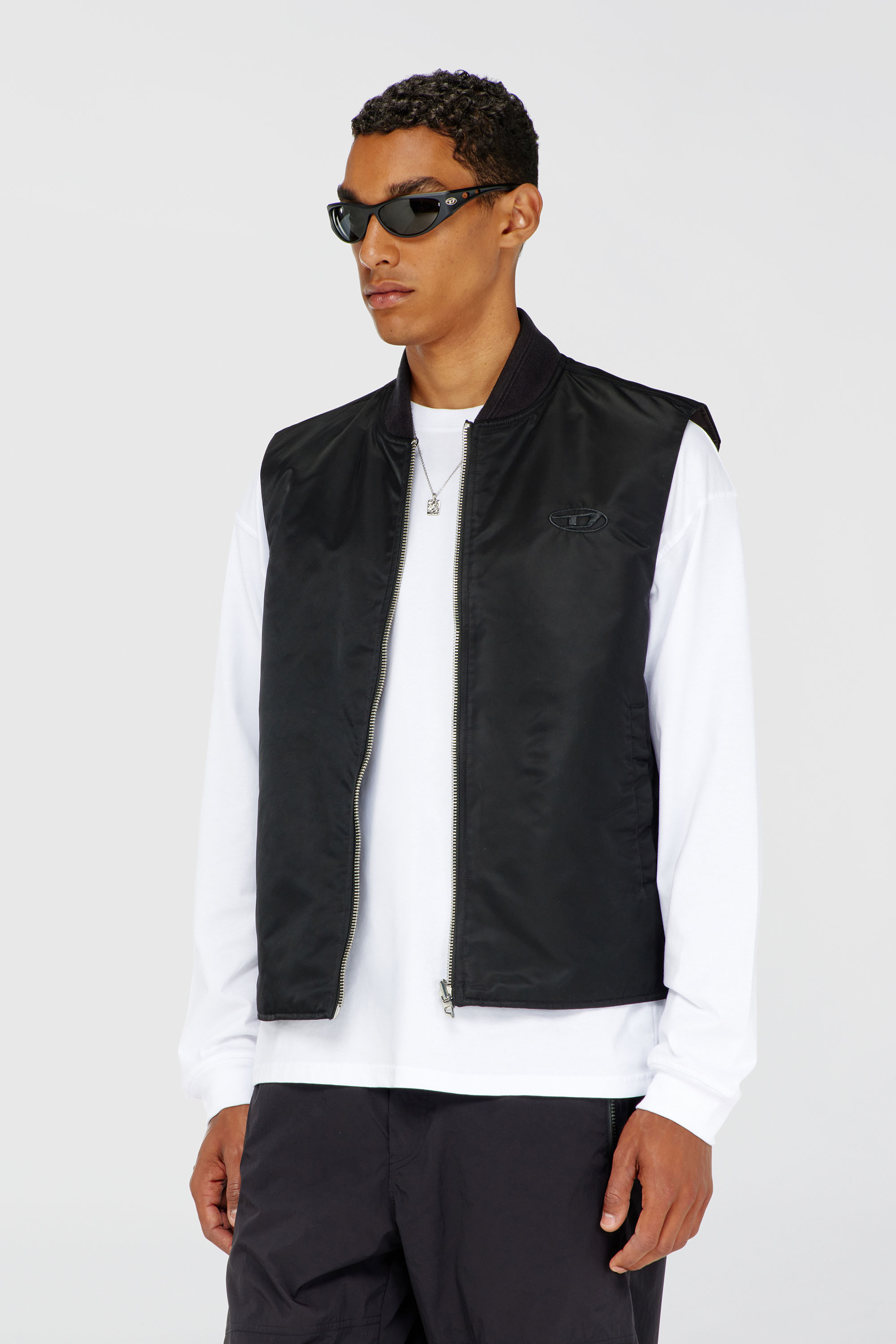 Diesel - W-TYPE-D1-SL, Gilet matelass&eacute; en satin avec broderie Oval D Homme in Noir - 3