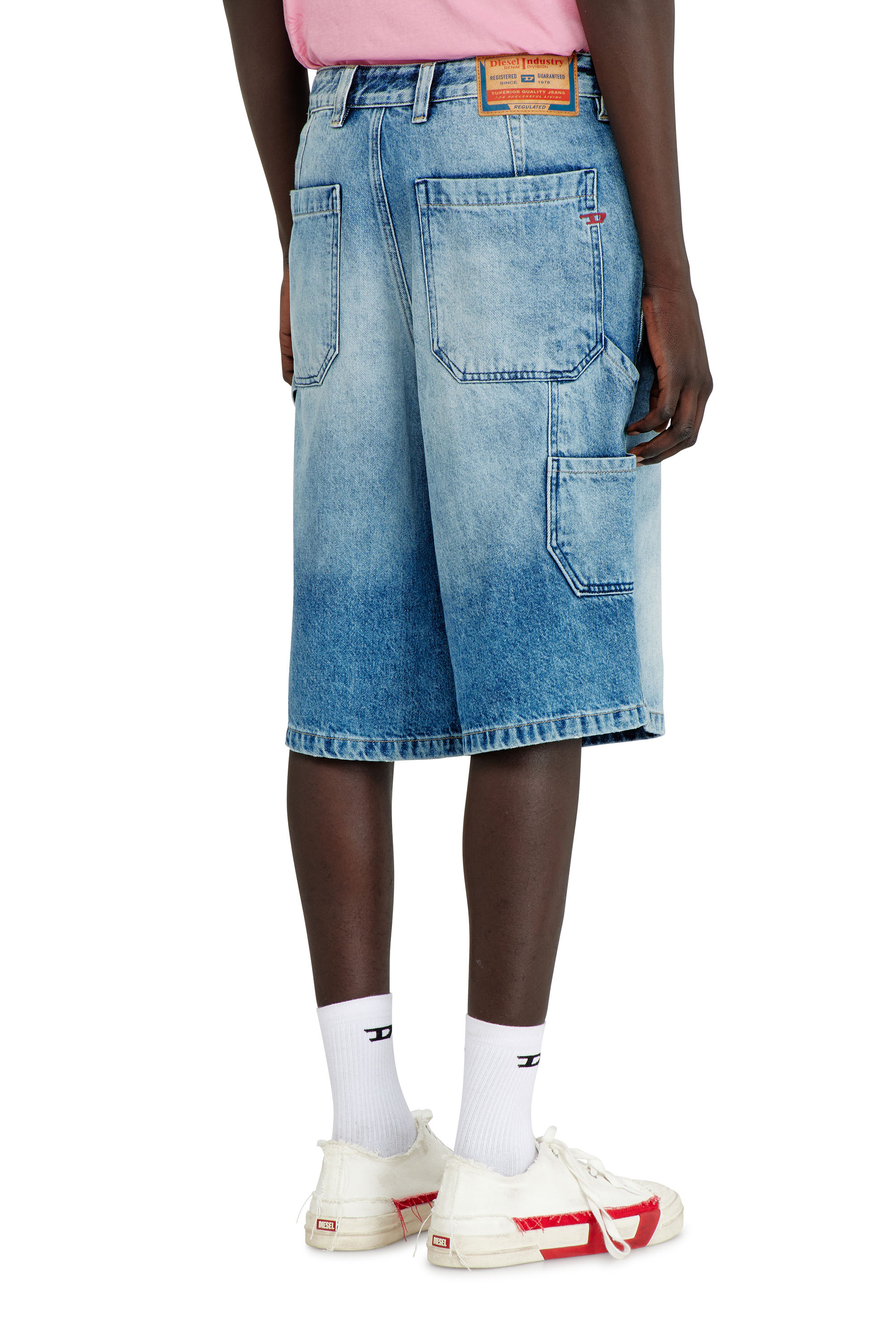 Diesel - D-LIVERY-W-SHORT, Short Relaxed en denim fluide avec abrasions Homme in ToBeDefined - 4