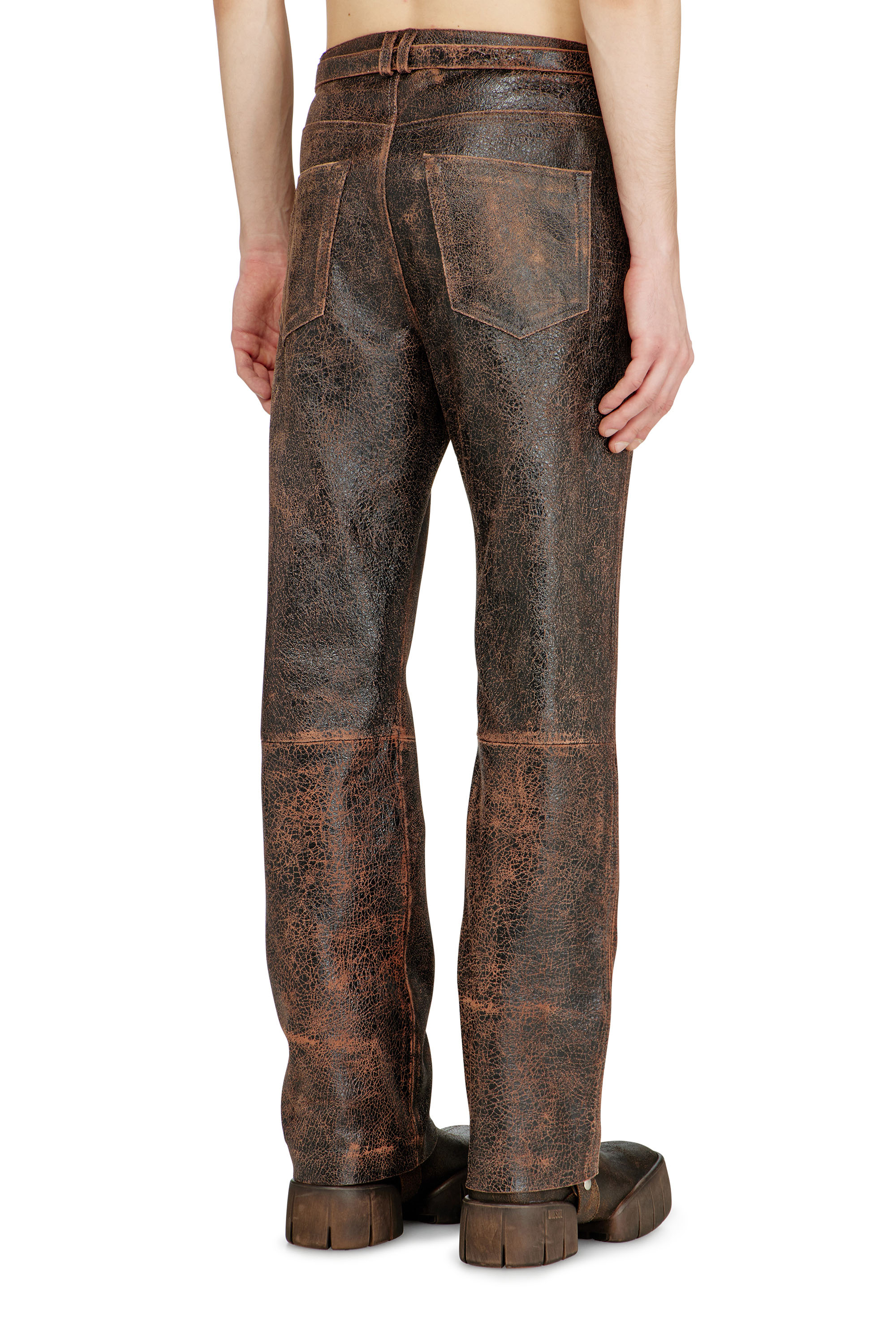 Diesel - P-NURI, Pantalon en cuir craquel&eacute; avec d&eacute;tail de sangle biker Homme in Marron - 4
