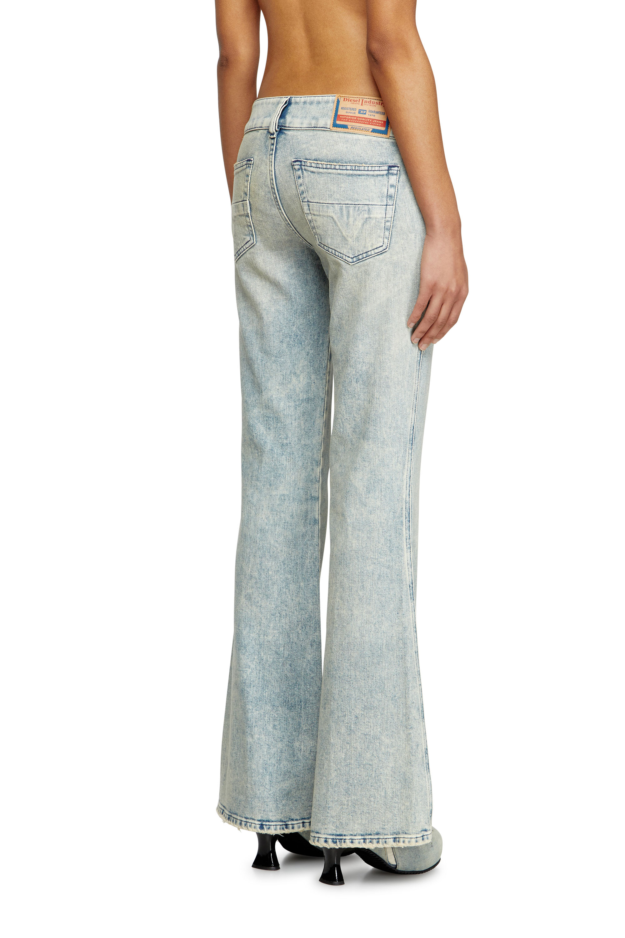 Diesel - Bootcut Jeans D-Hush 09L27 Femme, Bleu Clair - Image 4