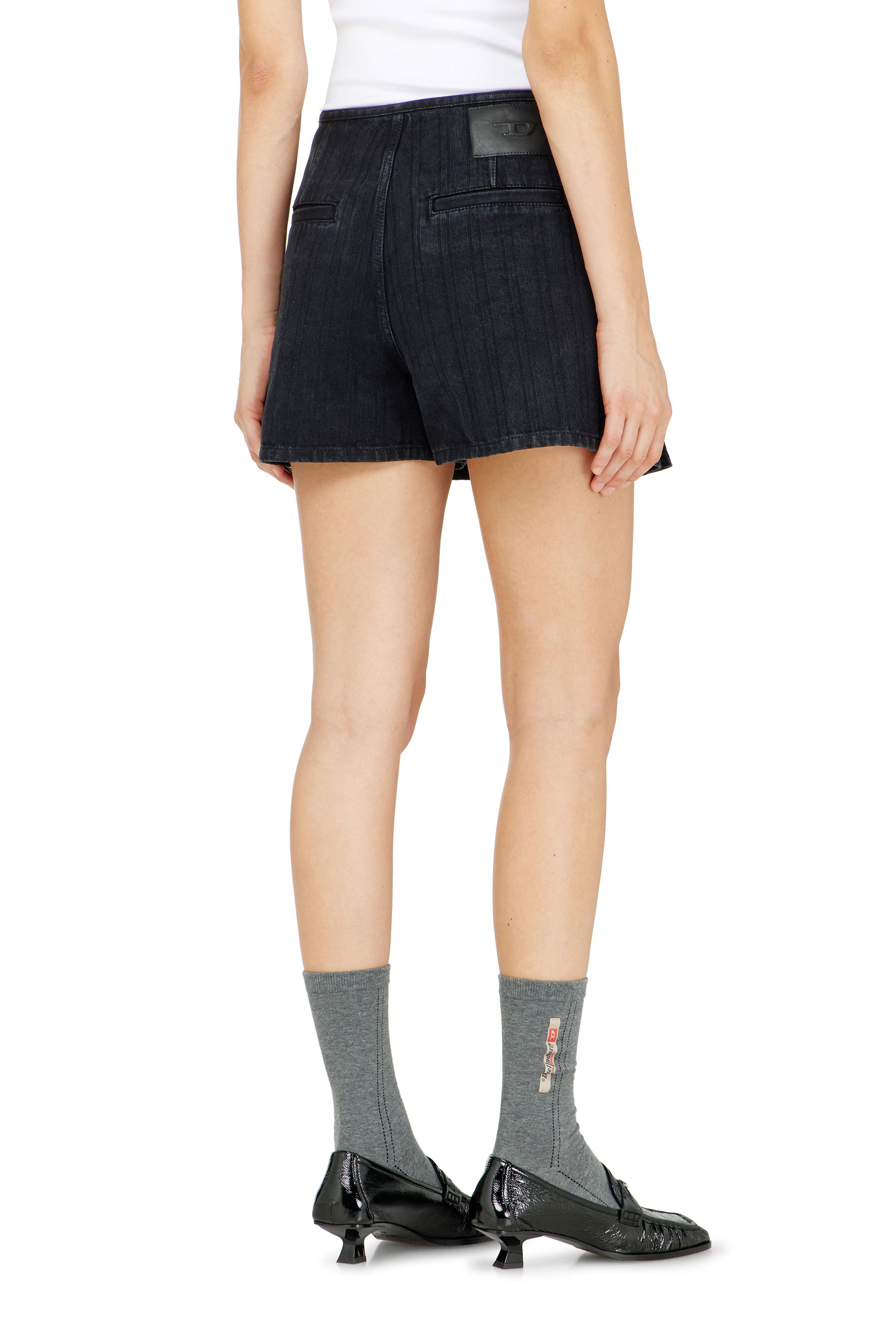 Diesel - DE-SHERO, Jupe-short pliss&eacute;e en denim &agrave; rayures fines Femme in Noir - 3