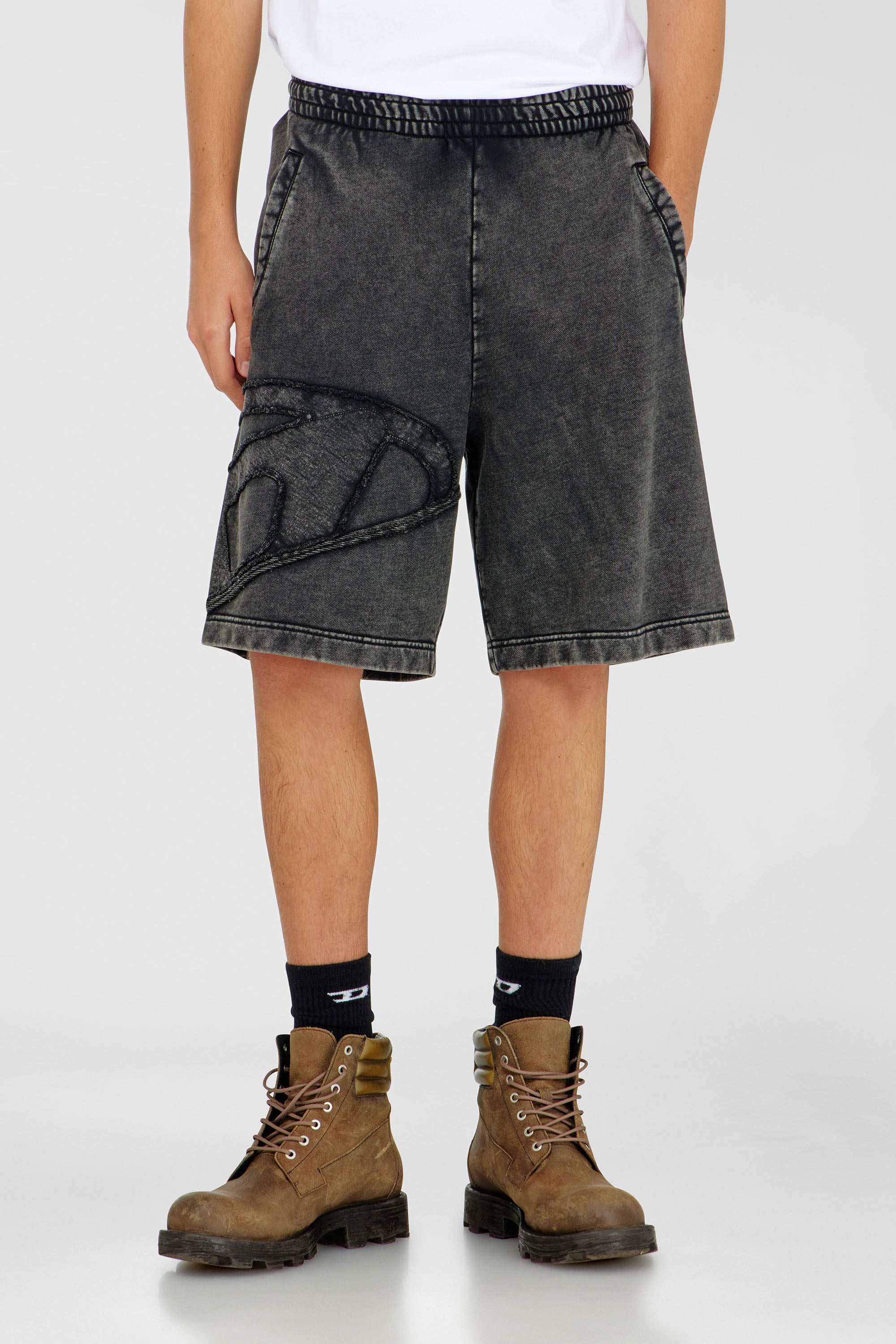 Diesel - P-CROW-MEGCUT, Short en molleton avec logo Oval D sectionn&eacute; Homme in Noir - 1