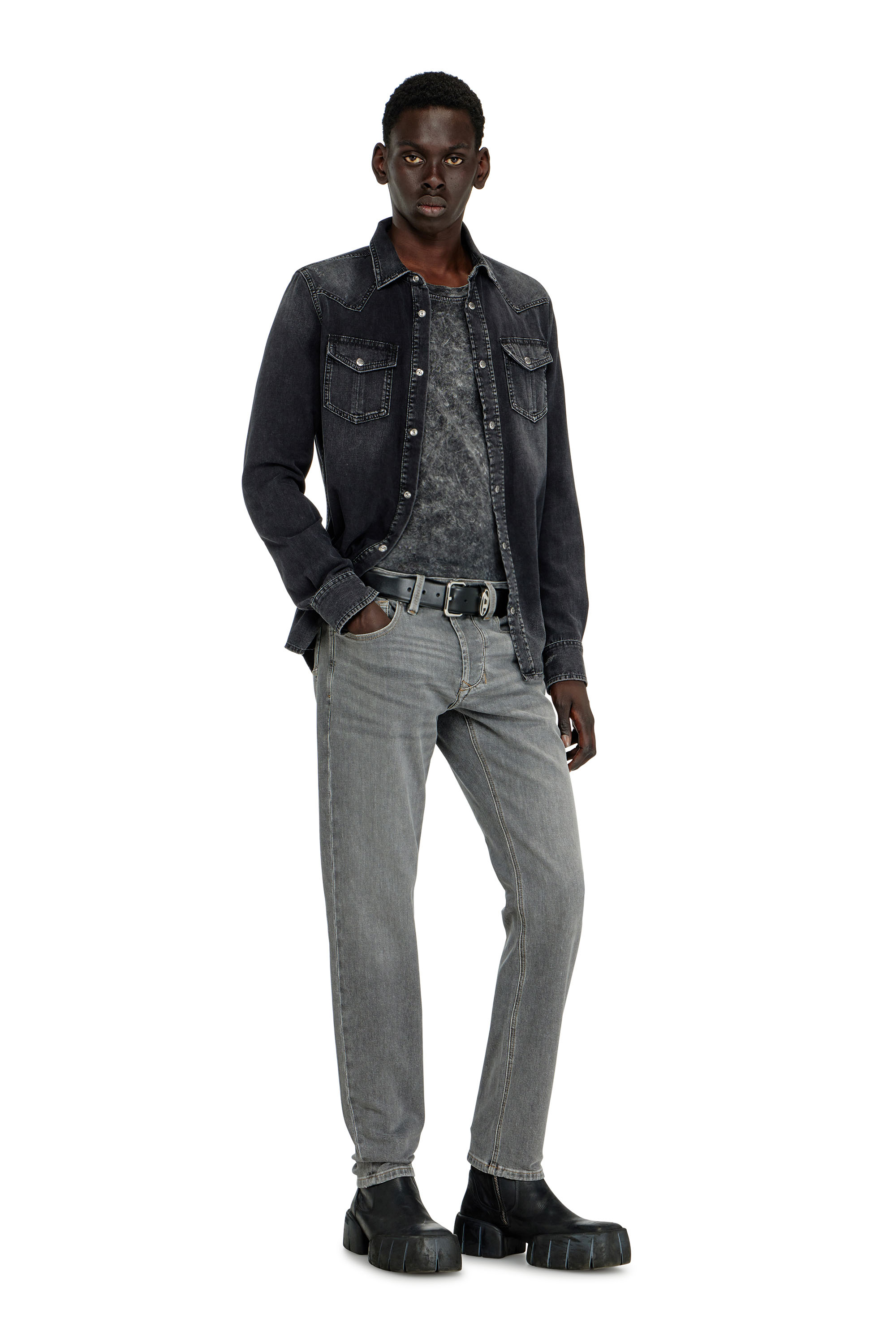 Diesel - Regular Jeans 1986 Larkee-Beex 0KBBI Homme, Gris - Image 1