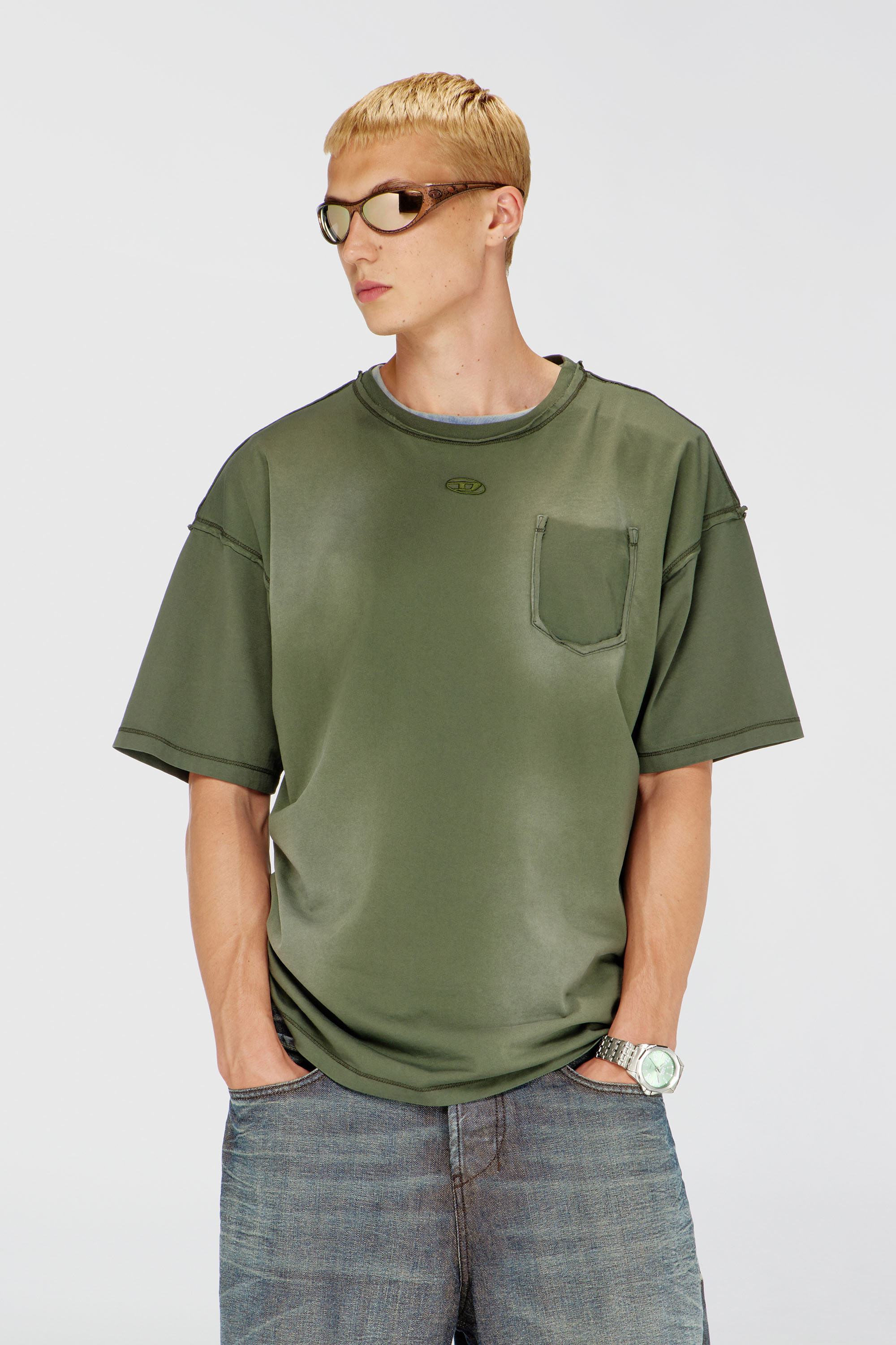 Diesel - T-POCK, T-shirt effet d&eacute;lav&eacute; avec poche d&eacute;chir&eacute;e Homme in Vert - 3