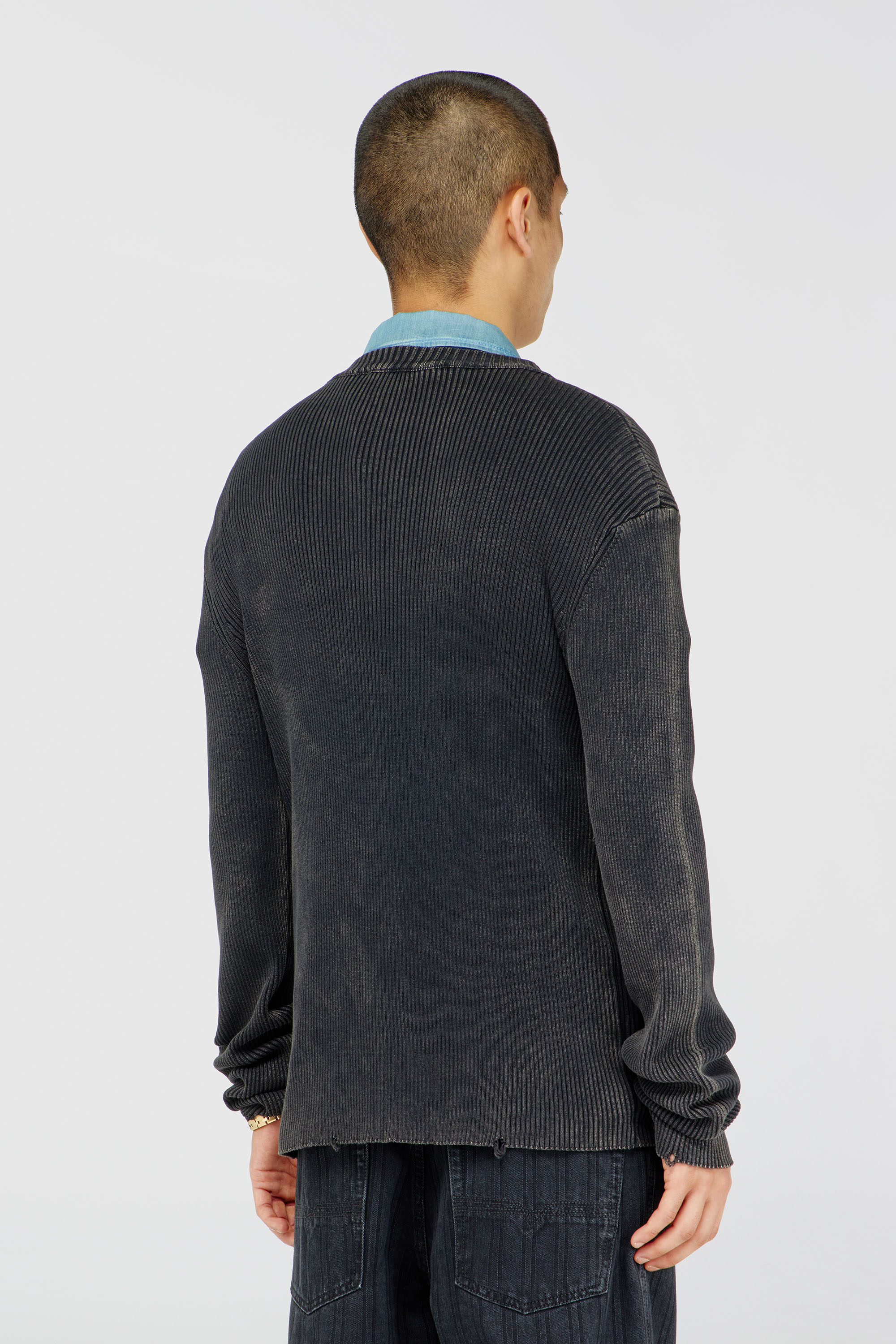 Diesel - K-DARIN-D, Pull effet vieilli avec logo cut-out Homme in Noir - 4