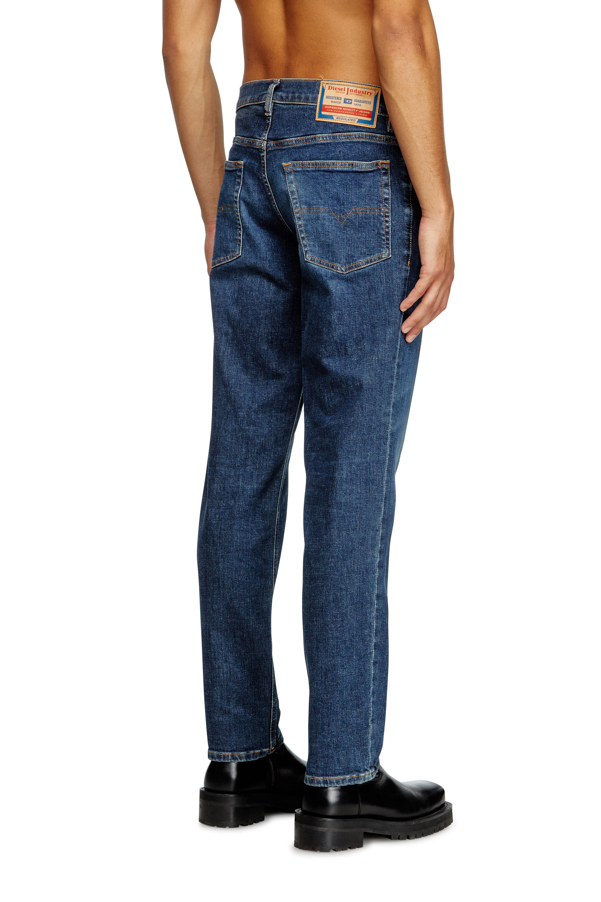 Diesel - Regular Jeans 2023 D-Finitive 09J47 Homme, Bleu Foncé - Image 4