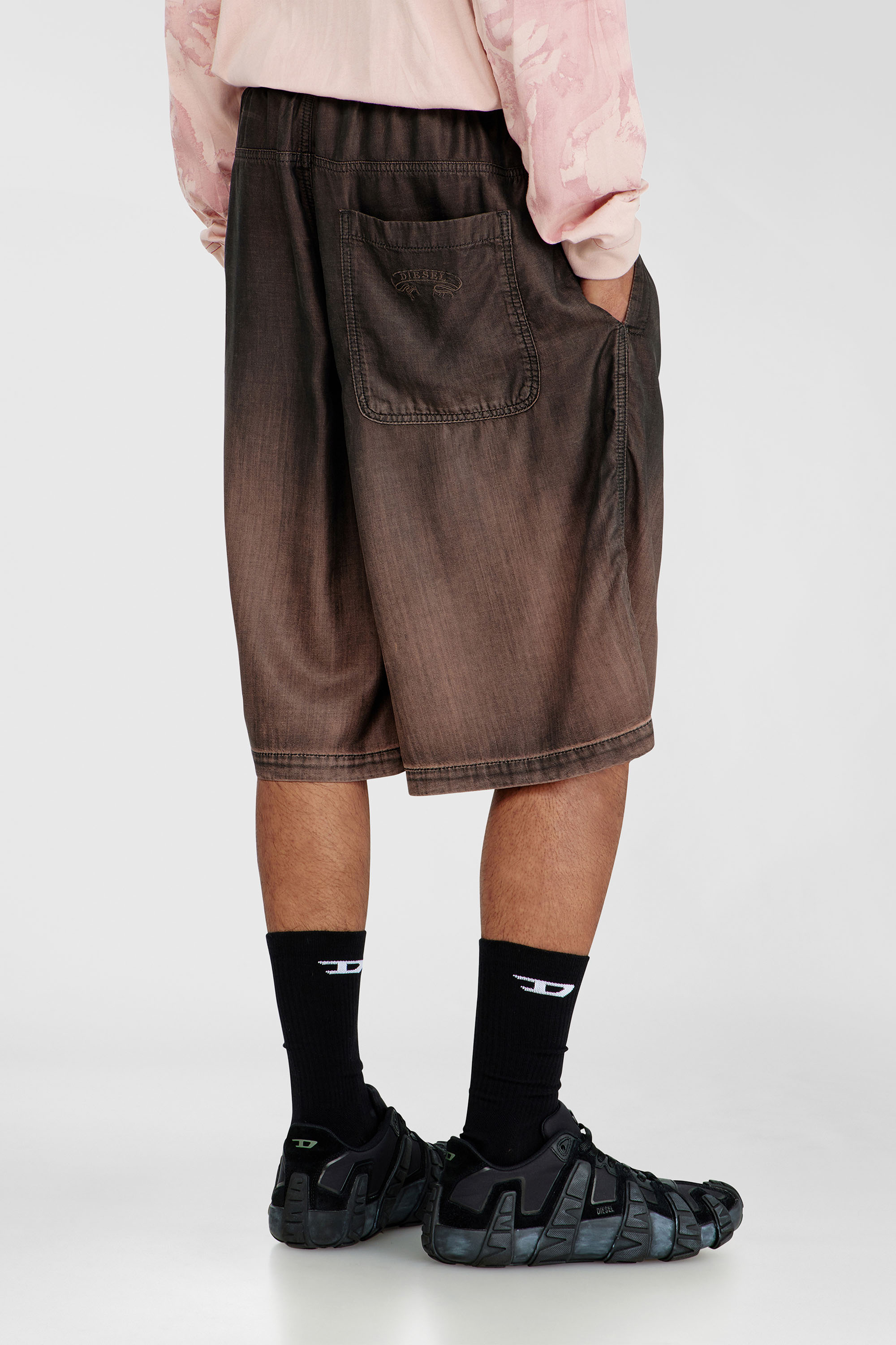 Diesel - D-RODER-SHORT-S, Bermuda d&eacute;contract&eacute; en denim enduit fluide Mixte in Marron - 4