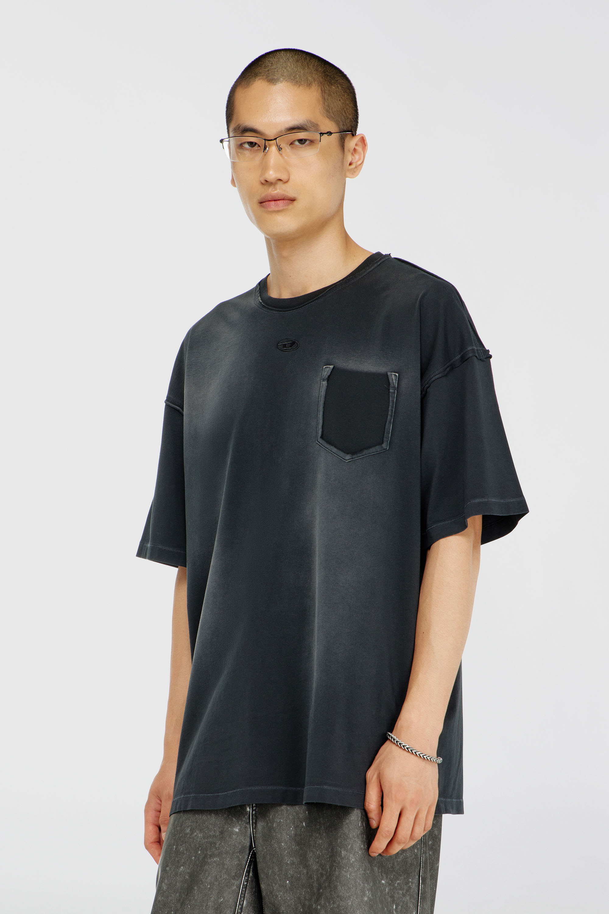 Diesel - T-POCK, T-shirt effet d&eacute;lav&eacute; avec poche d&eacute;chir&eacute;e Homme in Noir - 3