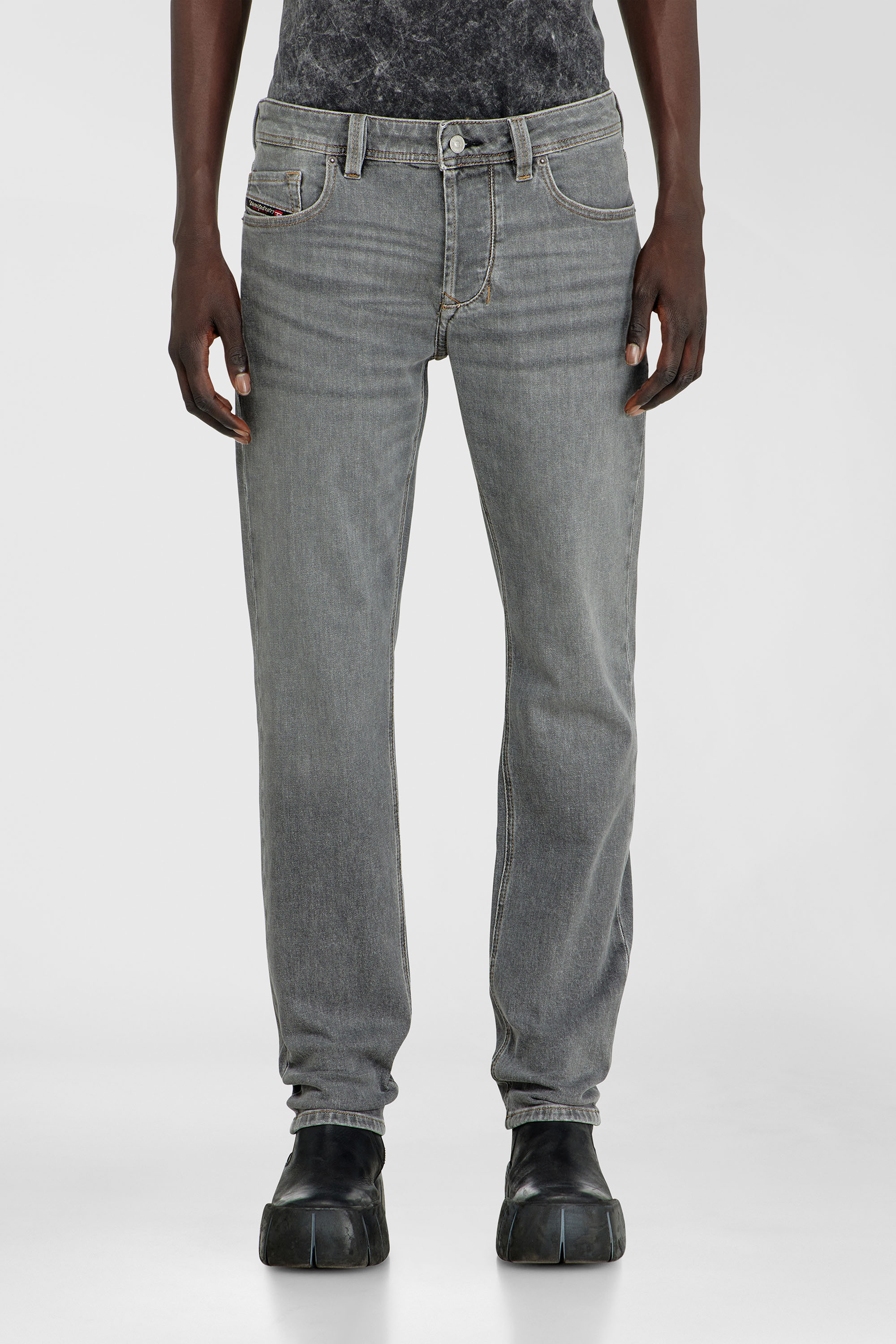 Diesel - Regular Jeans 1986 Larkee-Beex 0KBBI Homme, Gris - Image 4