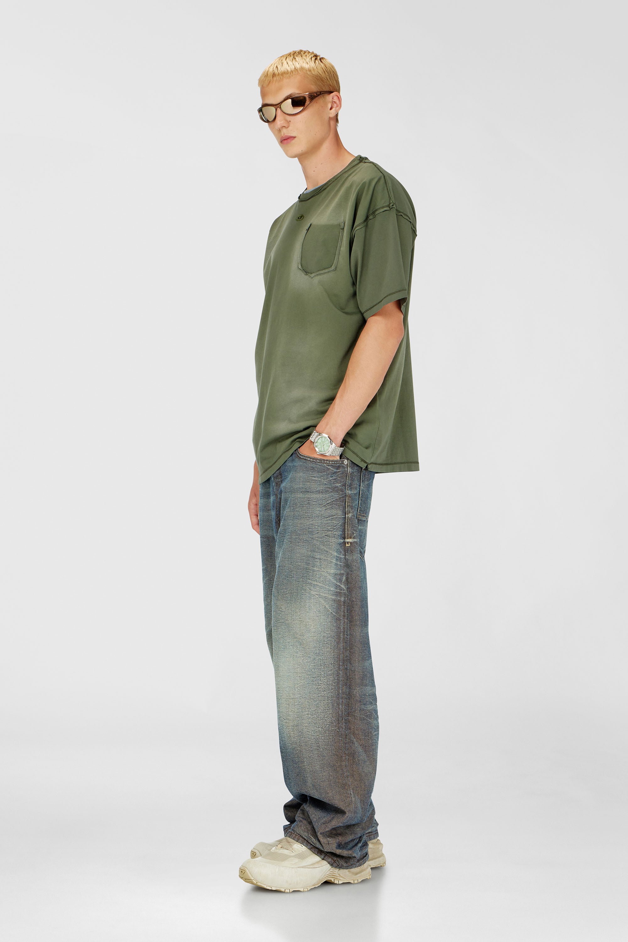 Diesel - T-POCK, T-shirt effet d&eacute;lav&eacute; avec poche d&eacute;chir&eacute;e Homme in Vert - 2