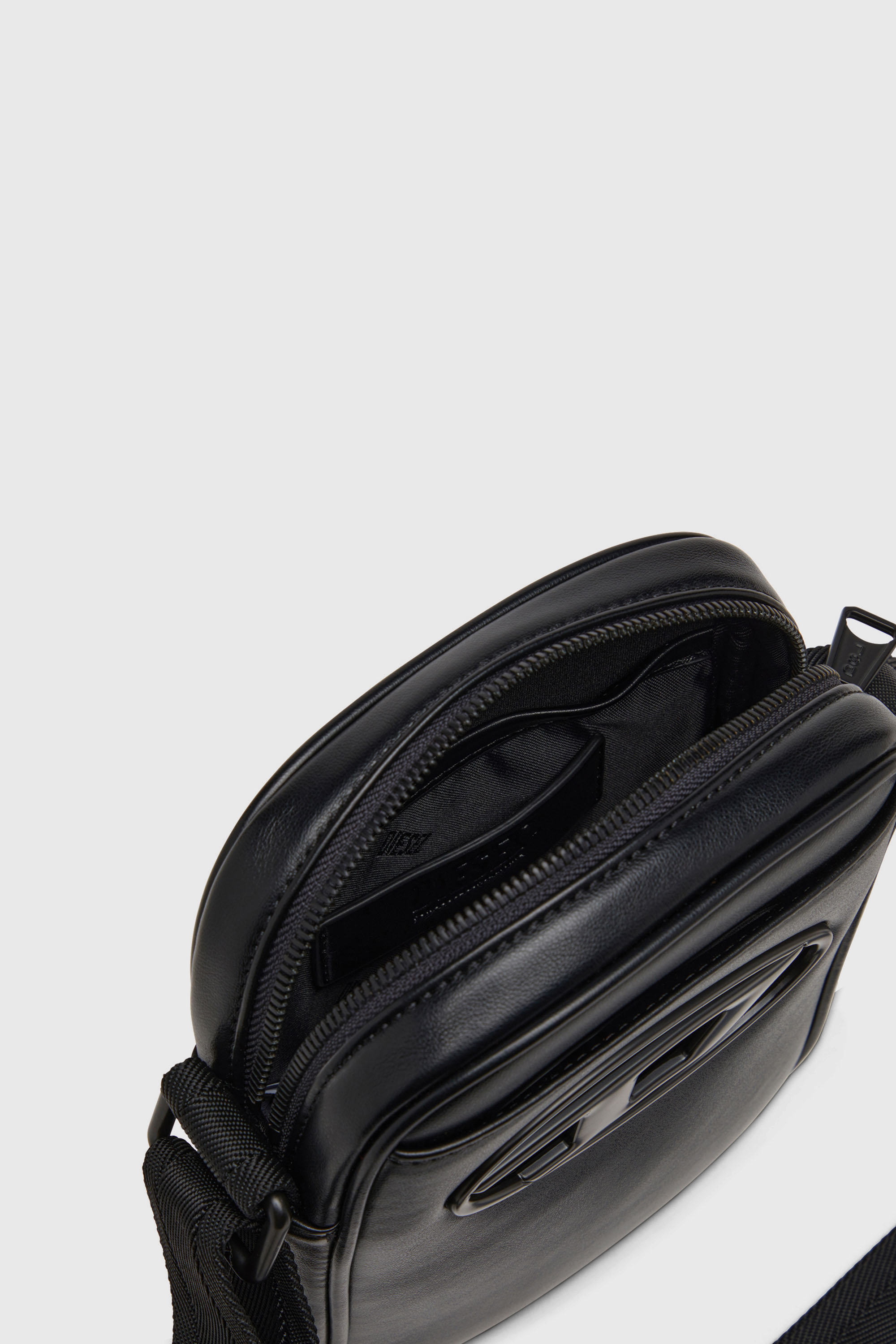 Diesel - HOLI-D CROSSBODY, Holi-D-Sac &agrave; bandouli&egrave;re en PU et n&eacute;opr&egrave;ne Homme in Noir - 4