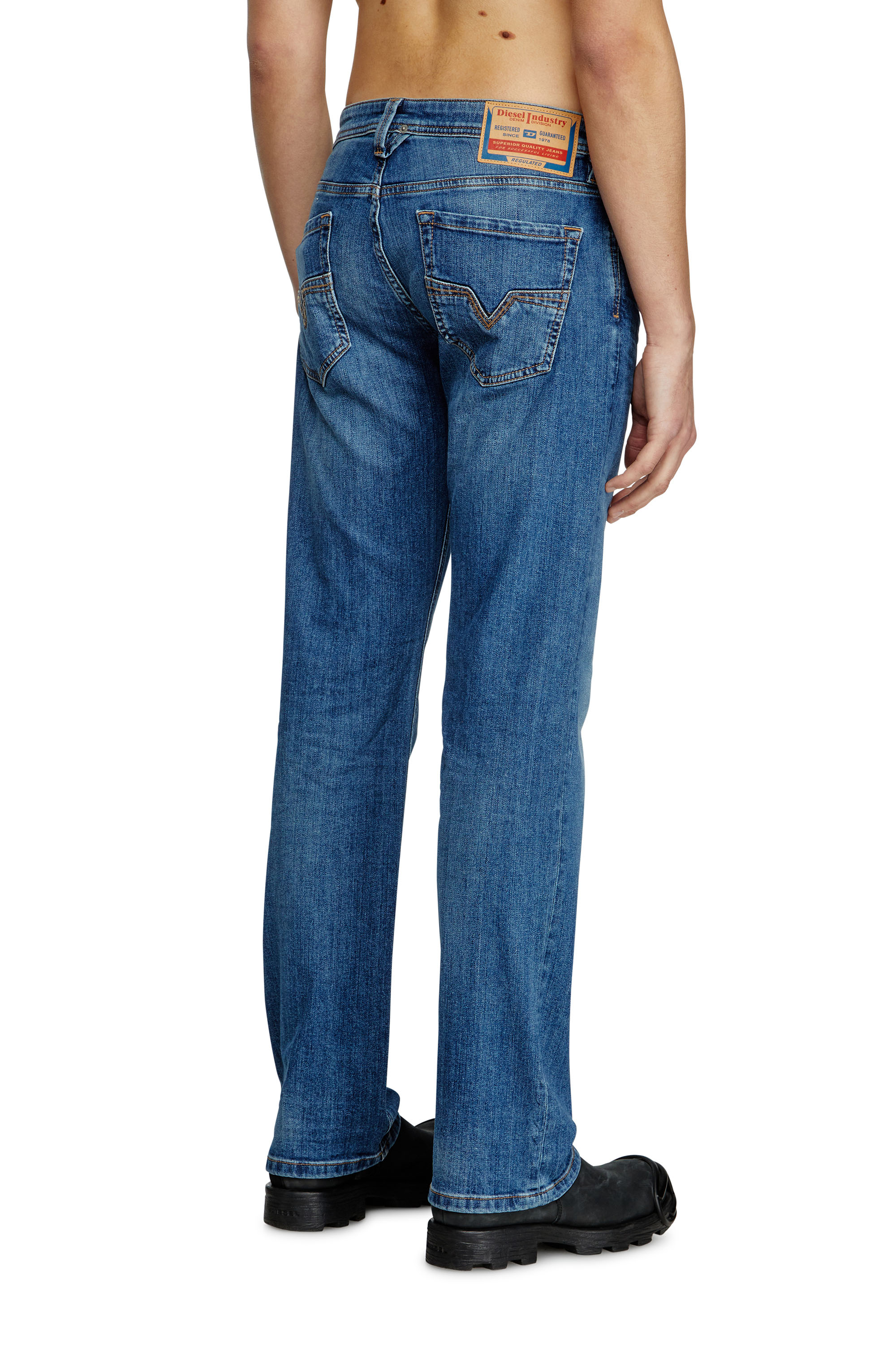 Diesel - Regular Jeans 1985 Larkee 0KIAL Homme, Bleu Clair - Image 4