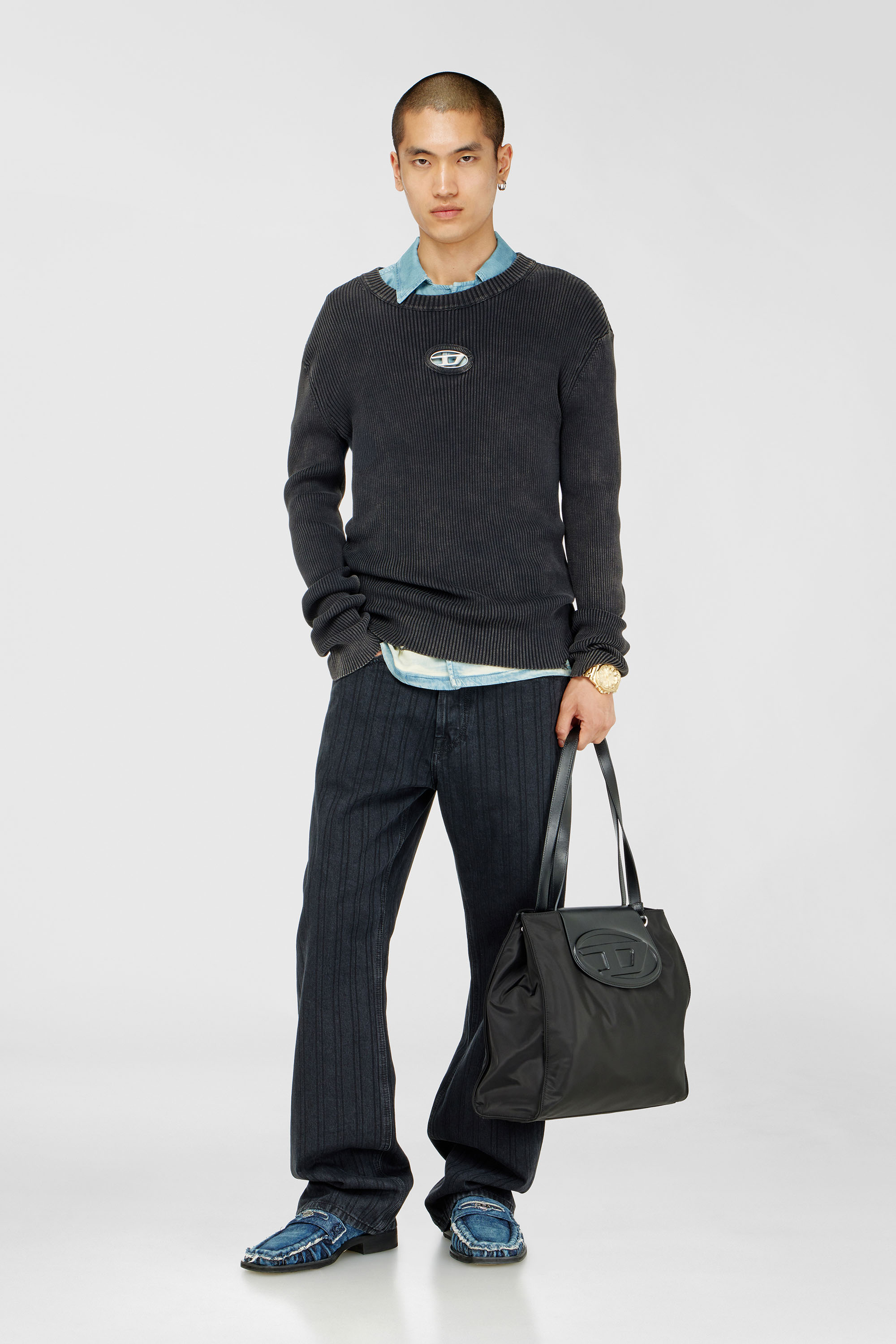 Diesel - K-DARIN-D, Pull effet vieilli avec logo cut-out Homme in Noir - 1
