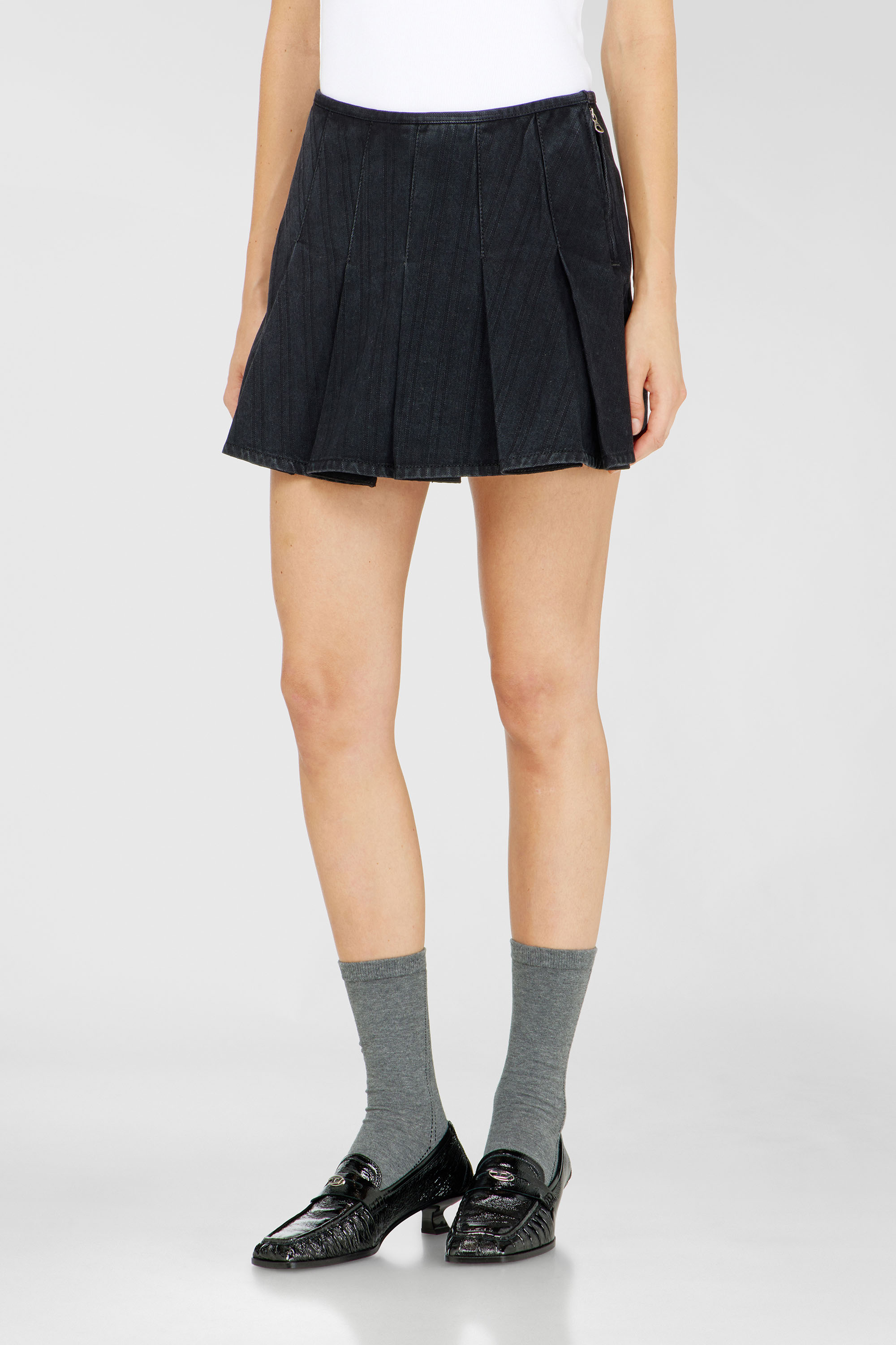 Diesel - DE-SHERO, Jupe-short pliss&eacute;e en denim &agrave; rayures fines Femme in Noir - 1